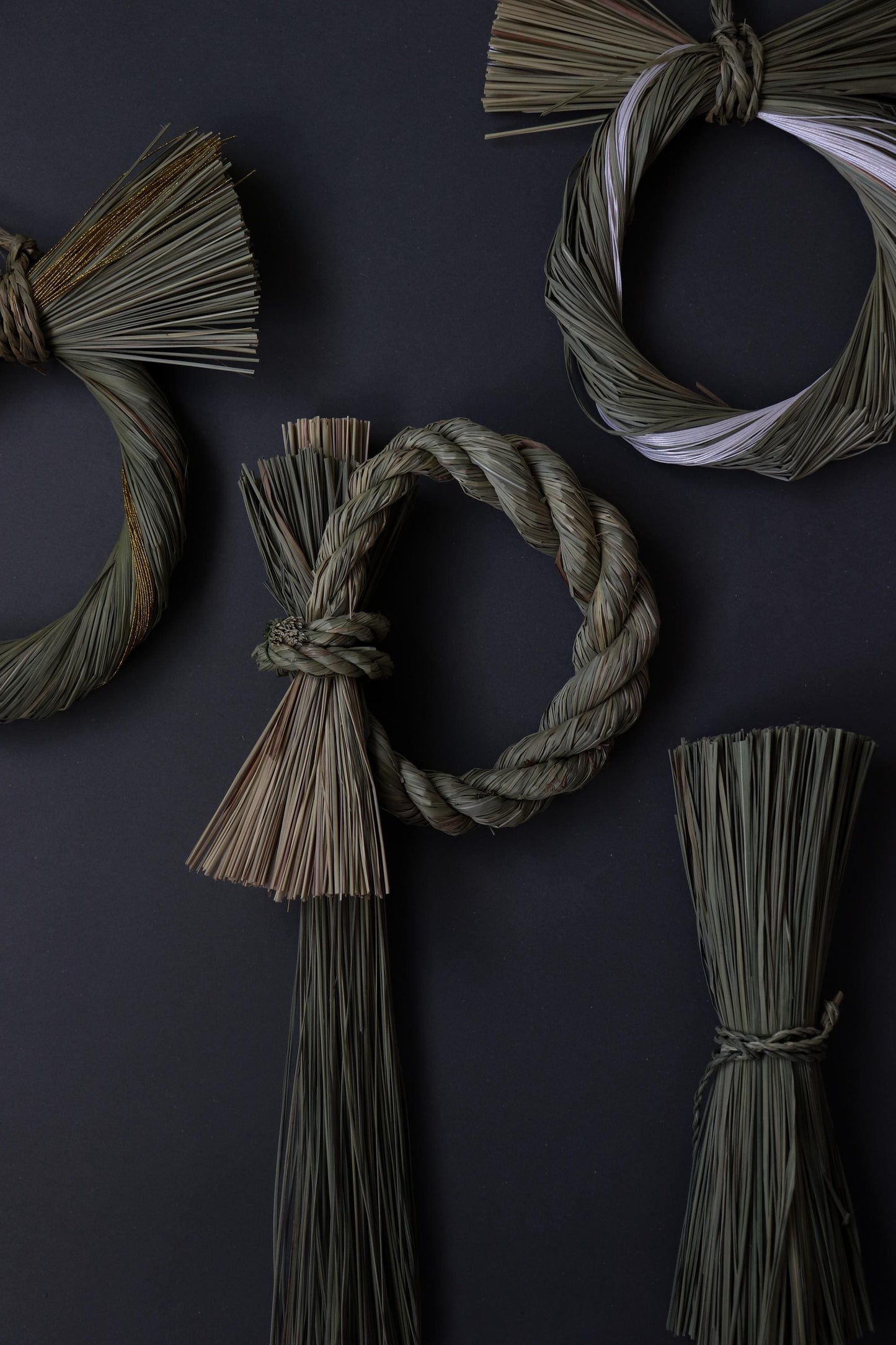 Minimal Shimenawa Wreath with Gold Mizuhiki Ribbon Japanese Igusa Water Reed Ring | Natural Wabi Sabi Wall Decor Handmade Door Wreath φ20cm