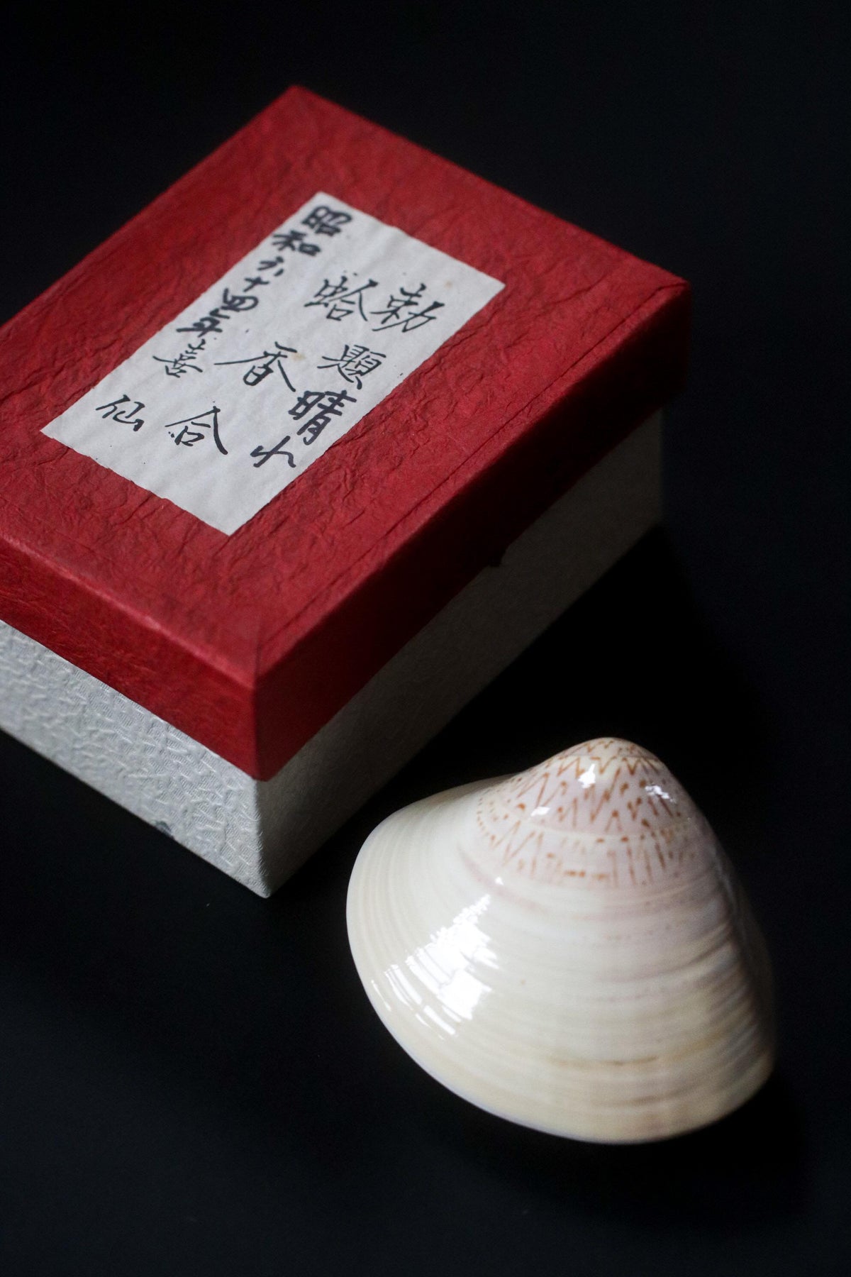 Vintage Japanese Kai-awase Shell Kogo, Crane and Pine Gold Design, Zensen, 1989 Showa 64, Tea Ceremony Incense Container