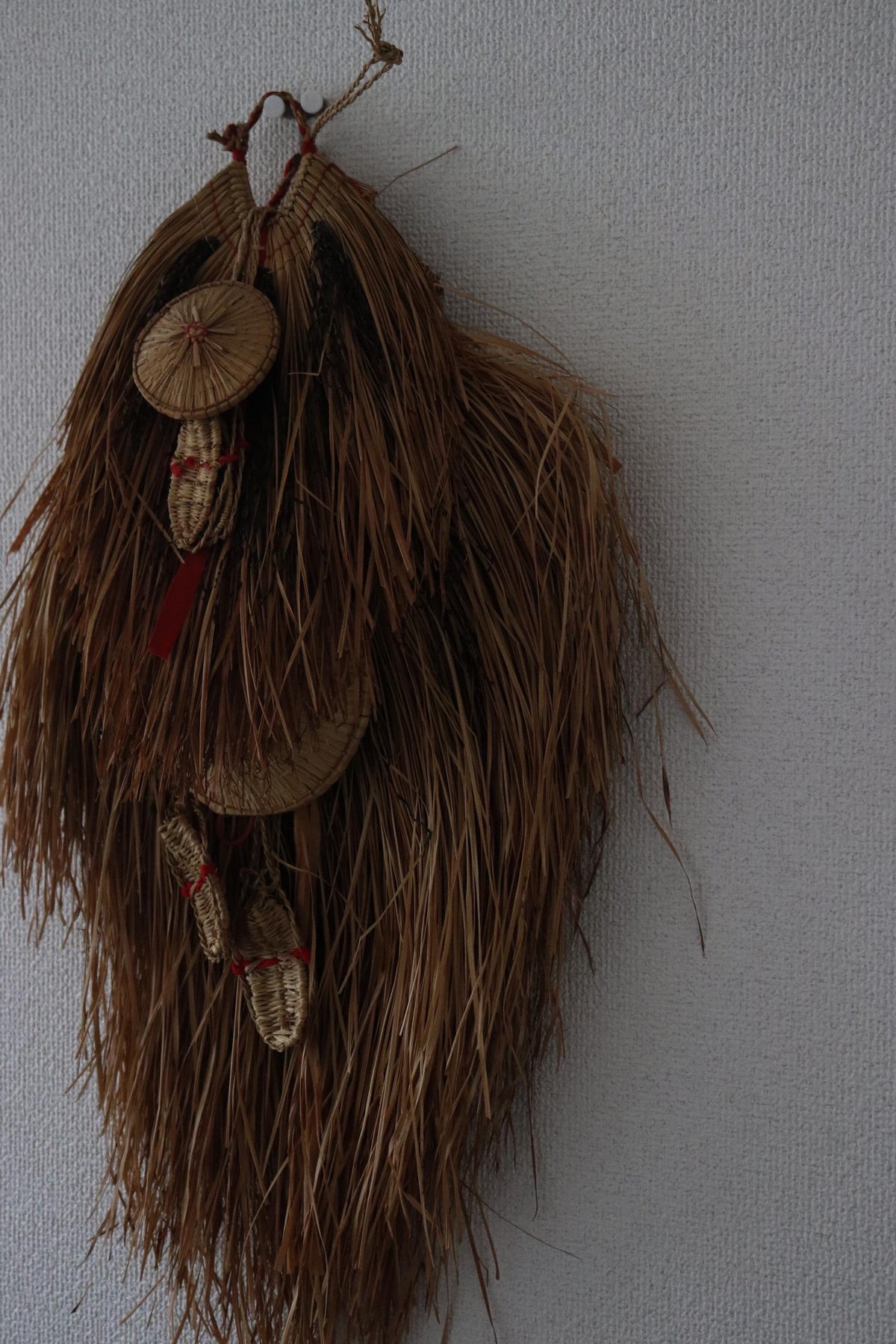 Vintage Japanese Mino Straw Raincoat Wall Object, Large Mingei Folk Art Fiber Sculpture, 65cm