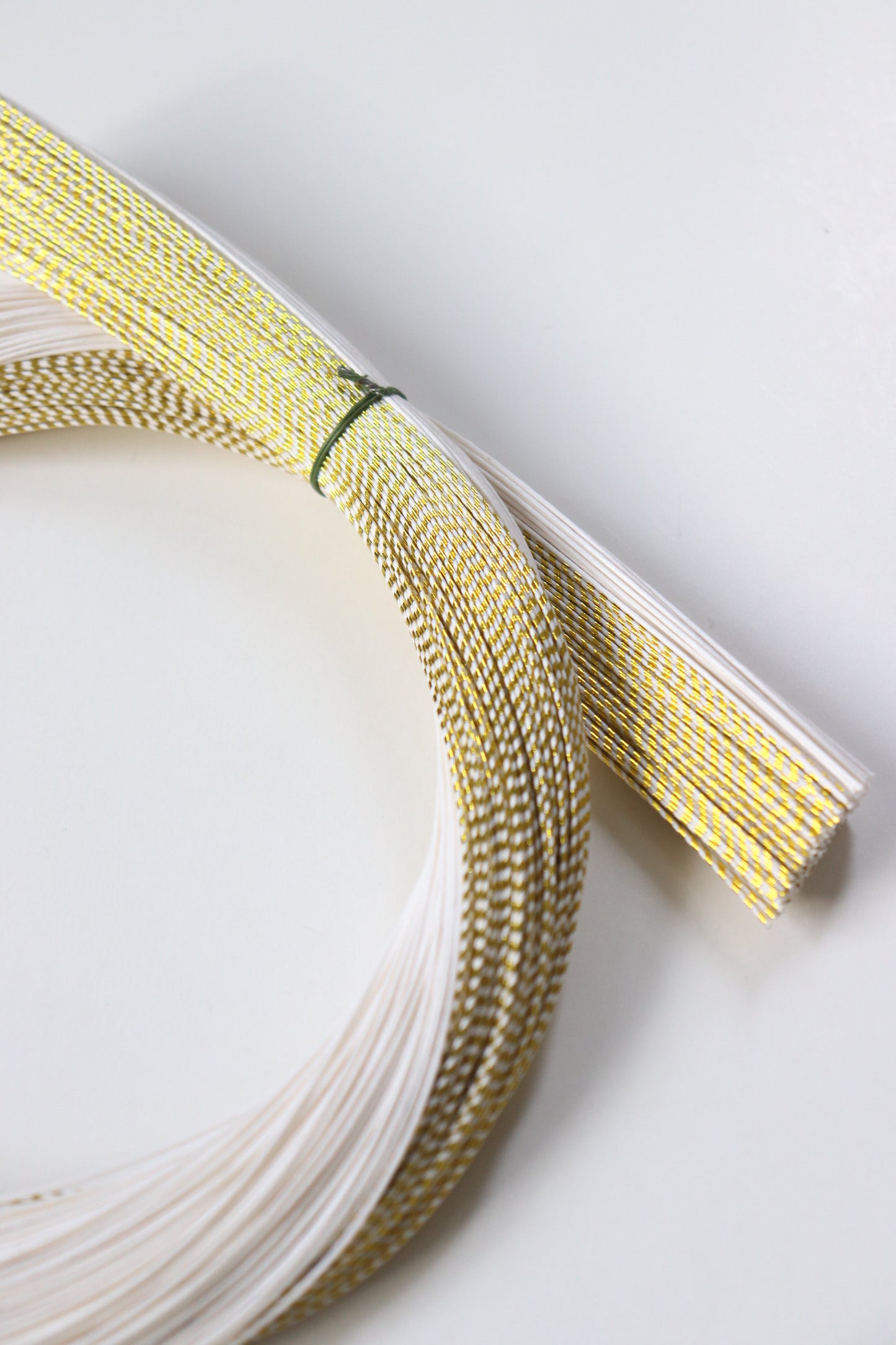 Japanese Minimal Mizuhiki Wreath – White & Gold Ring Decor