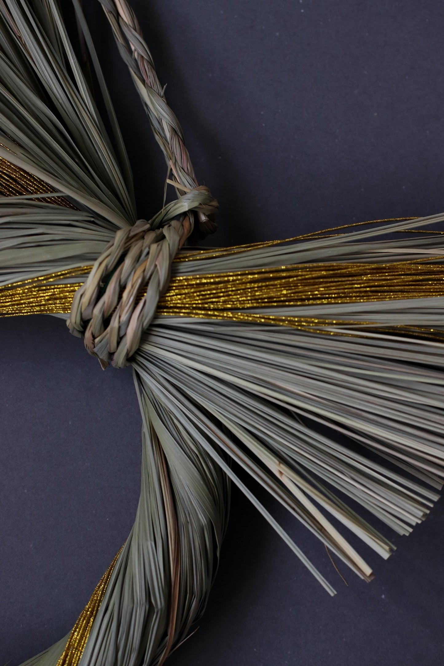 Minimal Shimenawa Wreath with Gold Mizuhiki Ribbon Japanese Igusa Water Reed Ring | Natural Wabi Sabi Wall Decor Handmade Door Wreath φ20cm