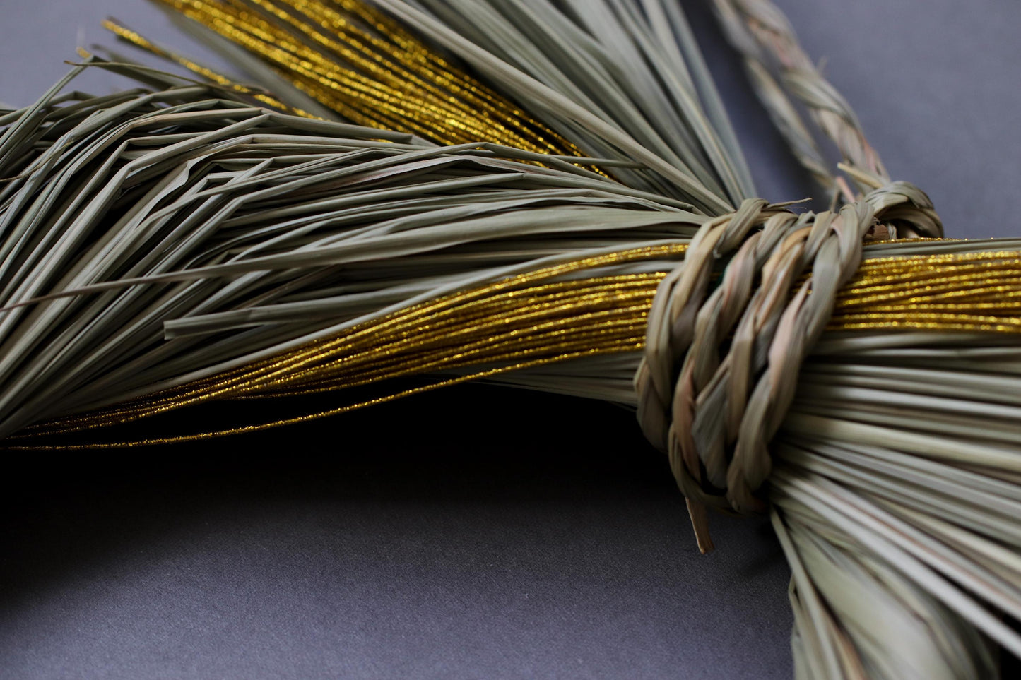 Minimal Shimenawa Wreath with Gold Mizuhiki Ribbon Japanese Igusa Water Reed Ring | Natural Wabi Sabi Wall Decor Handmade Door Wreath φ20cm
