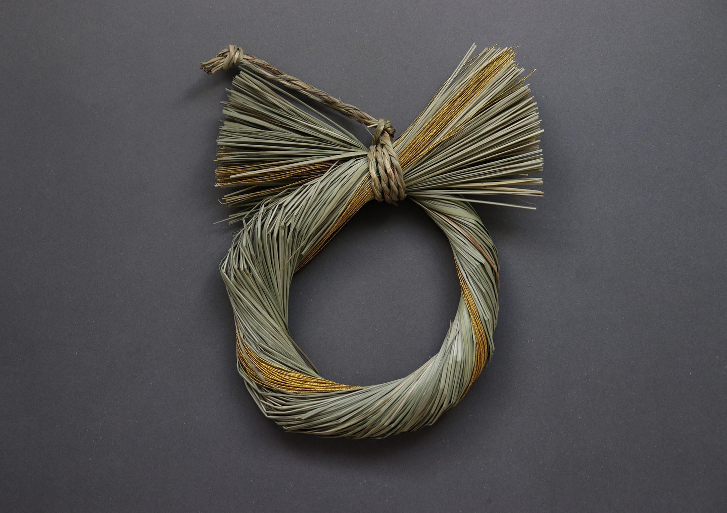 Minimal Shimenawa Wreath with Gold Mizuhiki Ribbon Japanese Igusa Water Reed Ring | Natural Wabi Sabi Wall Decor Handmade Door Wreath φ20cm