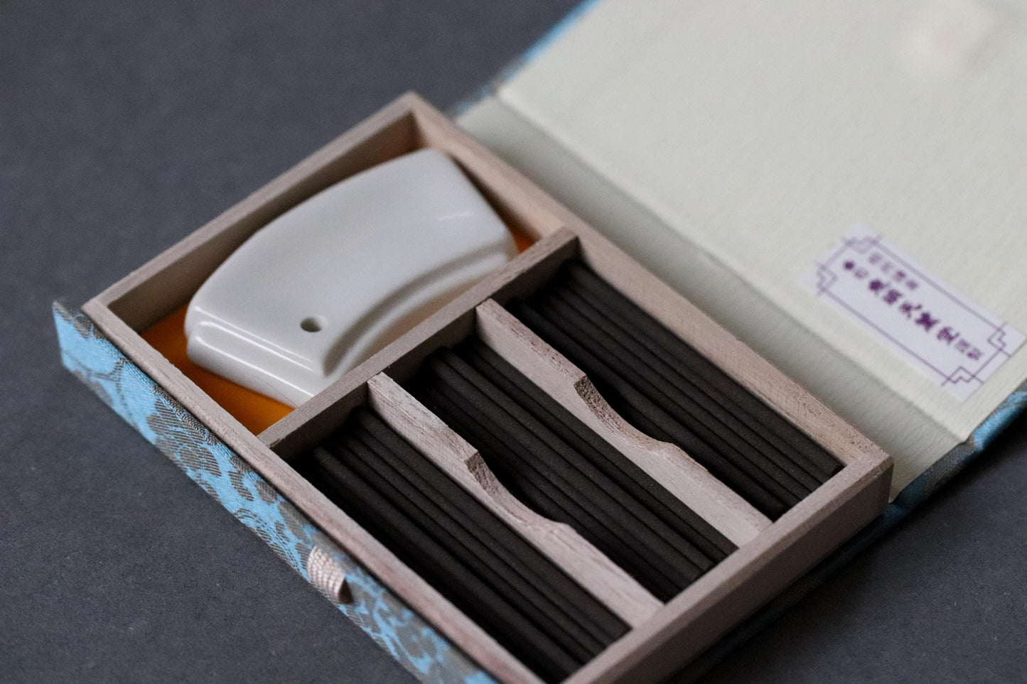 Japanese Agarwood Incense Sticks “Yukinoshita” | Kamakura Samurai Inspired | Kito Tenkundo | 30 Sticks + Holder | Traditional Japan Gift