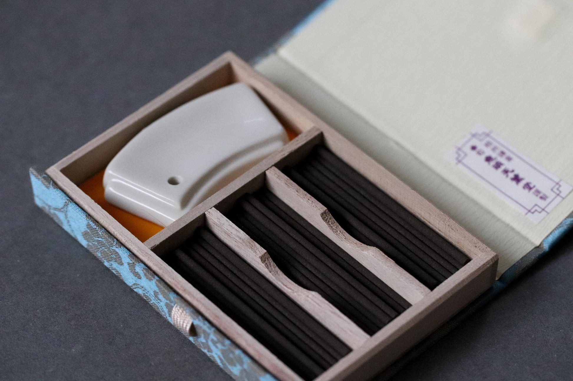 Japanese Agarwood Incense Sticks “Yukinoshita” | Kamakura Samurai Inspired | Kito Tenkundo | 30 Sticks + Holder | Traditional Japan Gift