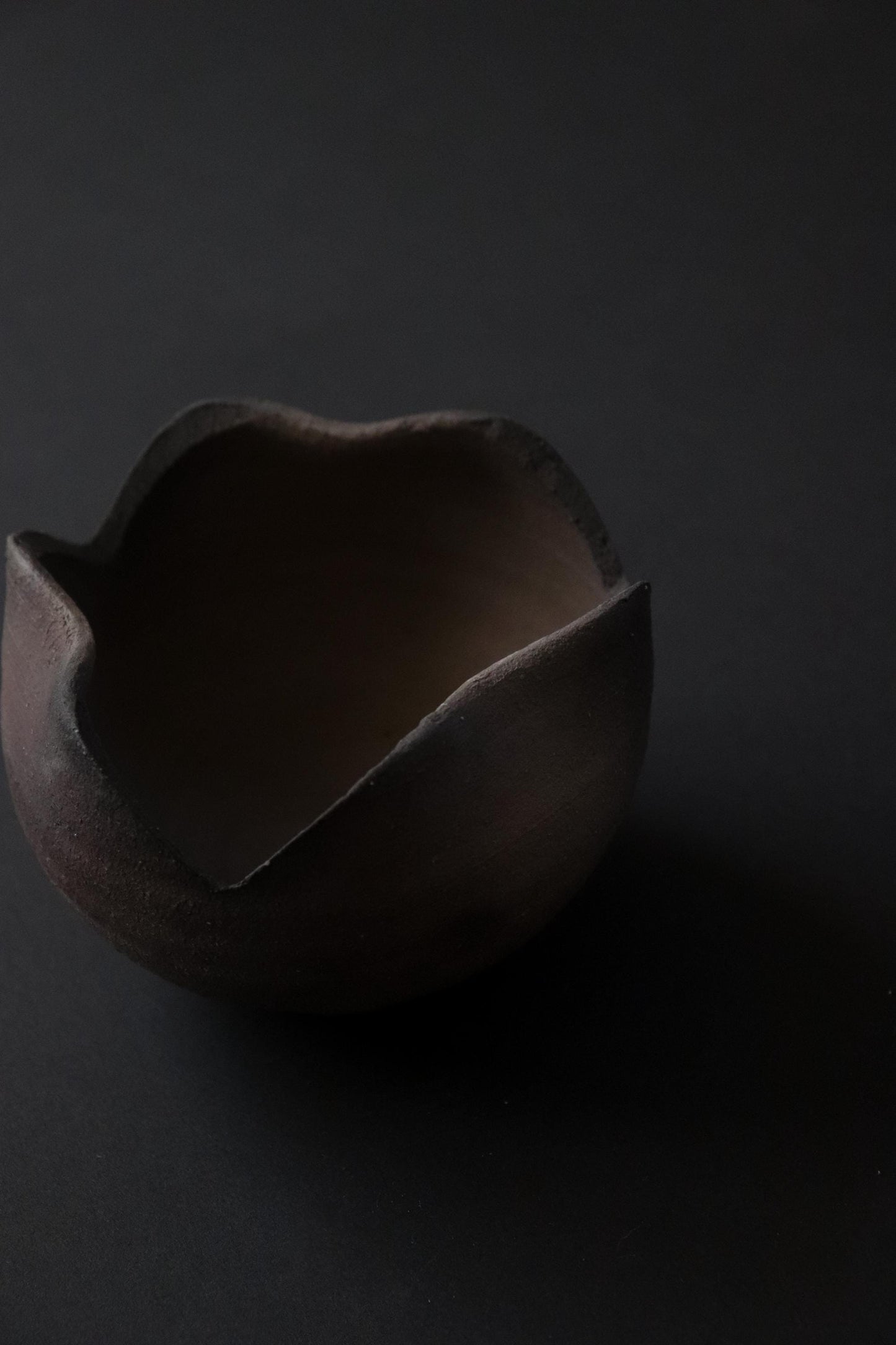 Shigaraki-yaki "Wari-Sansho" Small Bowl, Handcrafted Charcoal-Fired Japanese Ceramic, Carbonized Matte Texture, Ikebana Style Zen Tableware