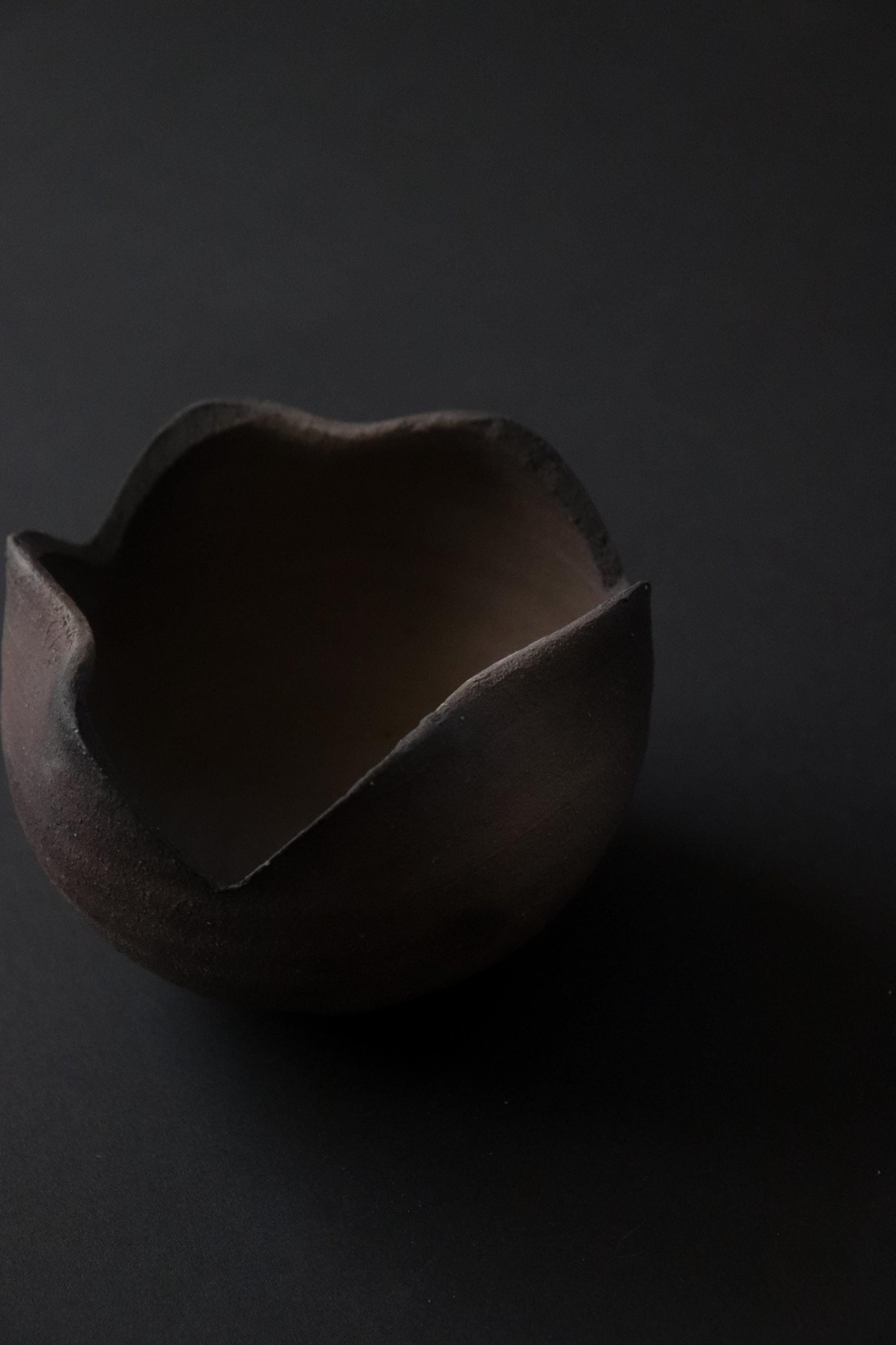 Shigaraki-yaki "Wari-Sansho" Small Bowl, Handcrafted Charcoal-Fired Japanese Ceramic, Carbonized Matte Texture, Ikebana Style Zen Tableware