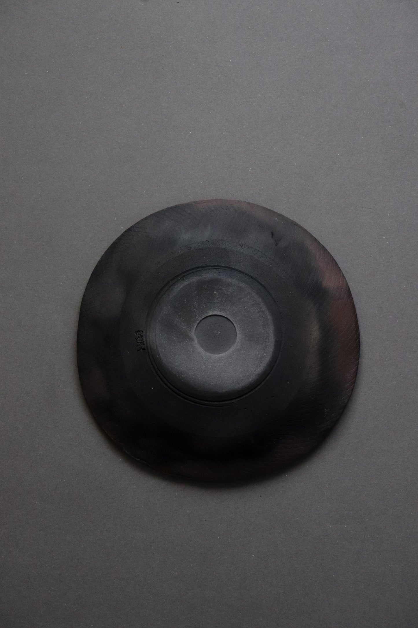 Shigaraki-yaki "Tatara" Carbonized Black Plate, Hand-Pressed Japanese Dinnerware, Wabi-Sabi Stone Texture, Zen Ceramic Art Piece, 8.2-inch