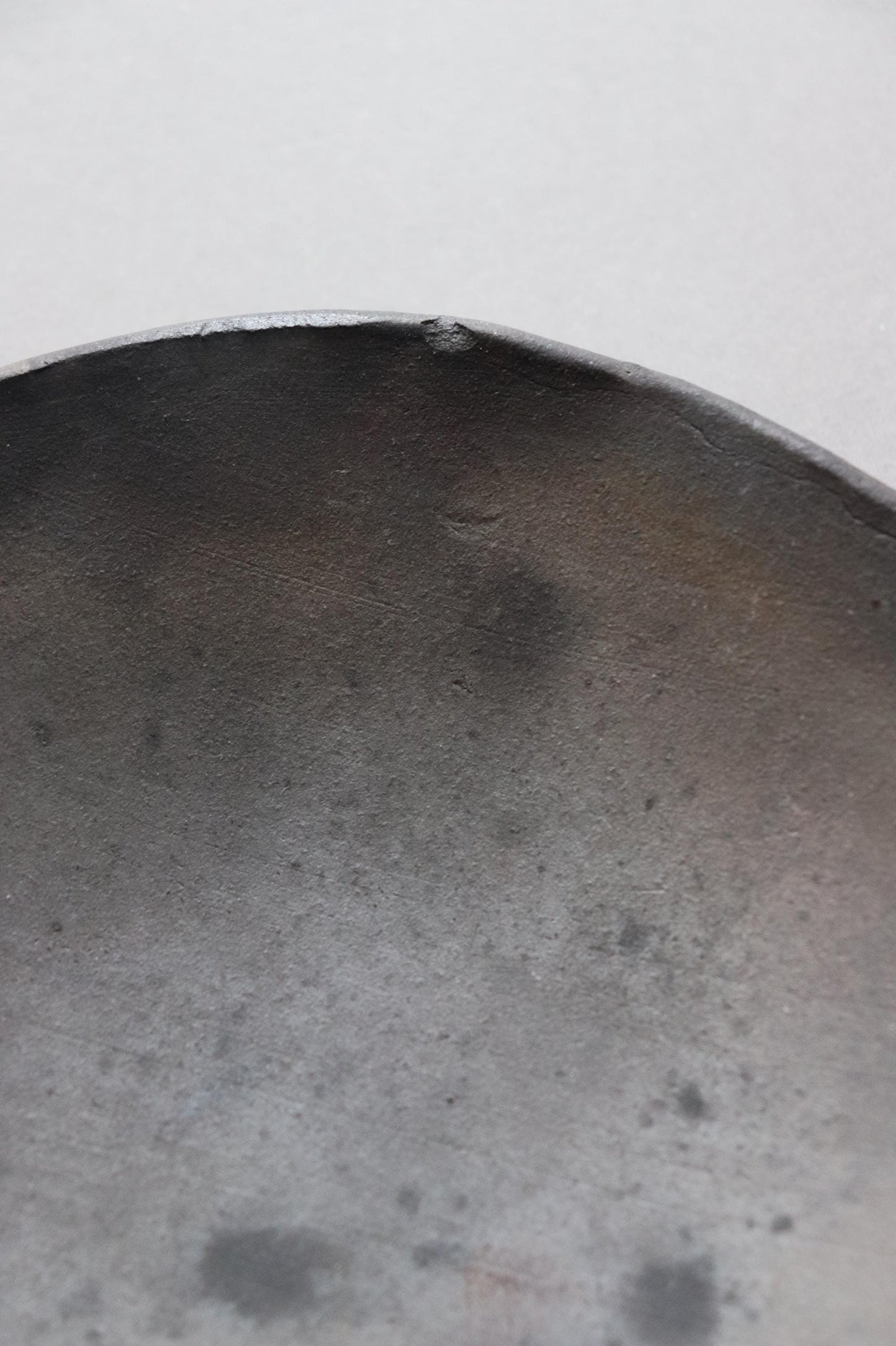 Shigaraki-yaki "Tatara" Carbonized Black Plate, Hand-Pressed Japanese Dinnerware, Wabi-Sabi Stone Texture, Zen Ceramic Art Piece, 8.2-inch