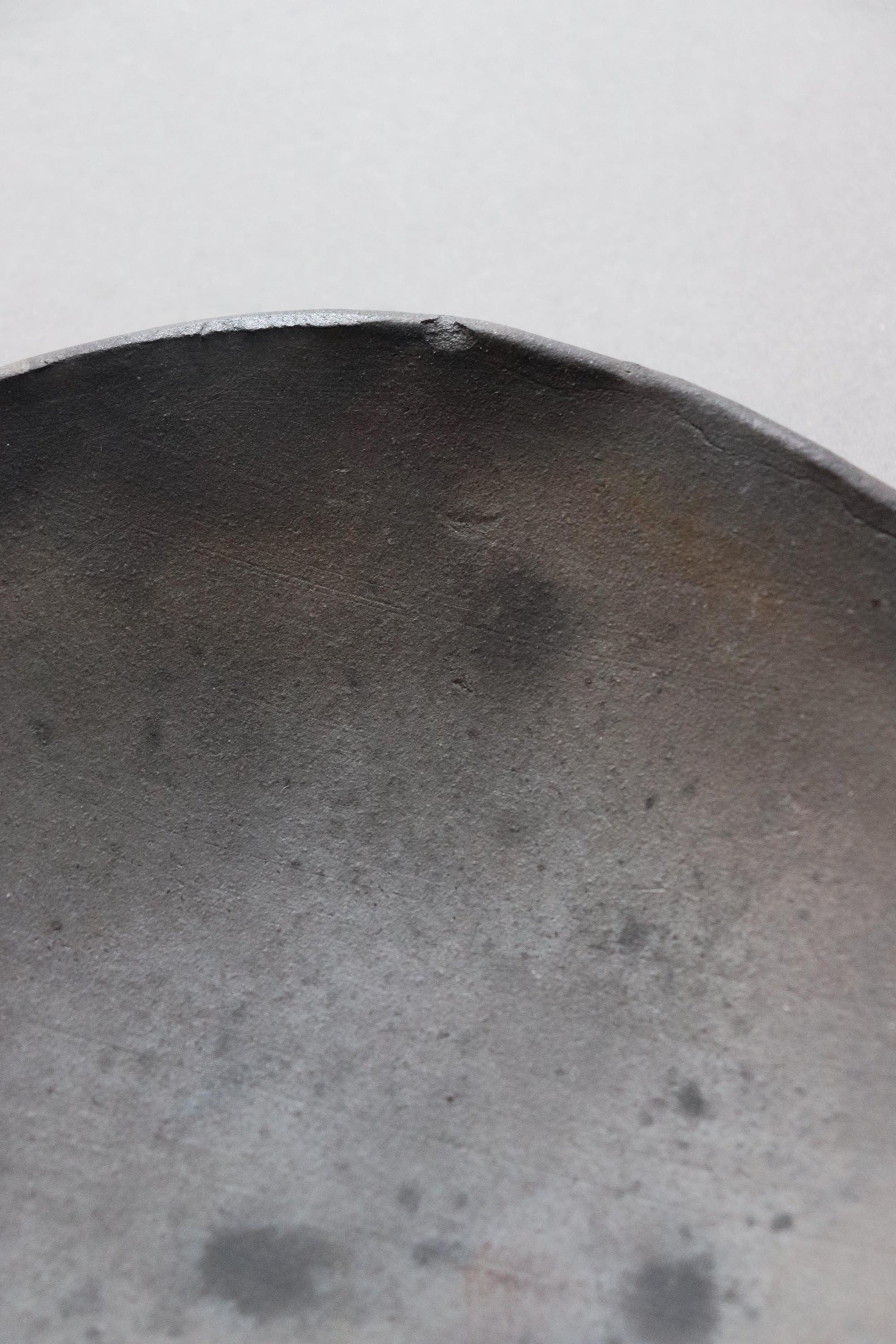 Shigaraki-yaki "Tatara" Carbonized Black Plate, Hand-Pressed Japanese Dinnerware, Wabi-Sabi Stone Texture, Zen Ceramic Art Piece, 8.2-inch