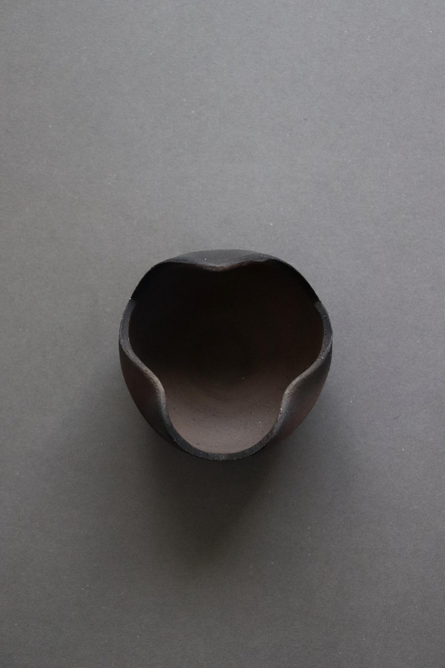 Shigaraki-yaki "Wari-Sansho" Small Bowl, Handcrafted Charcoal-Fired Japanese Ceramic, Carbonized Matte Texture, Ikebana Style Zen Tableware