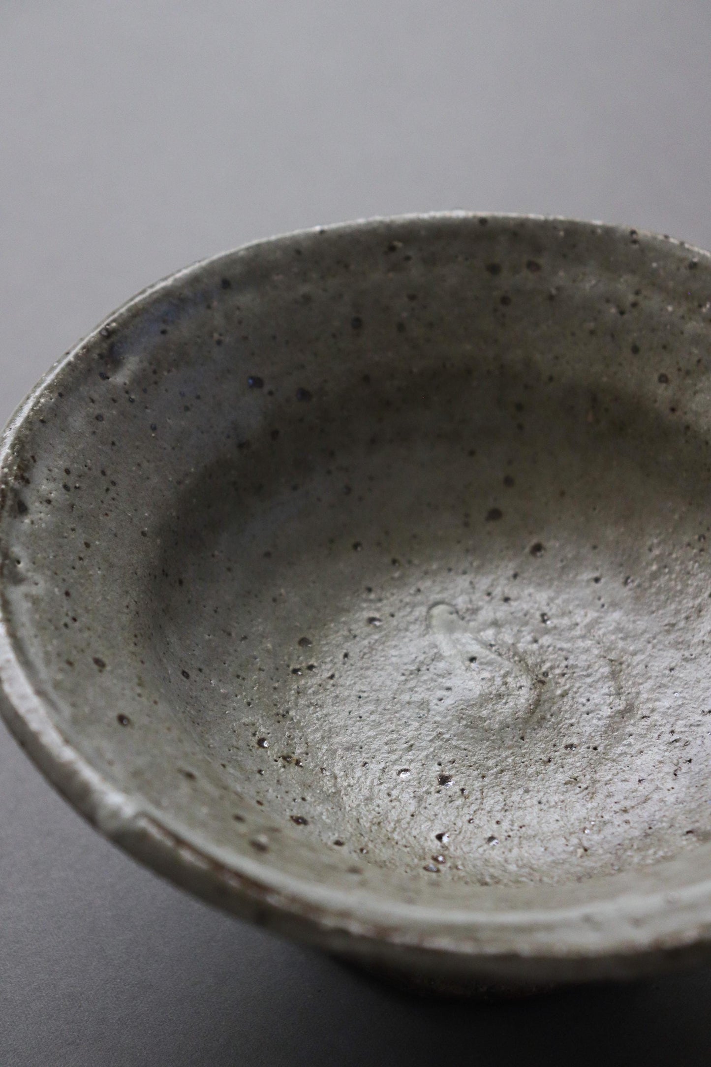 Shigaraki-yaki Ash-Glazed Elevated Pedestal Bowl, Handcrafted Japanese Stoneware, Wabi-Sabi Fruit & Dessert Compote, Zen Serving Dish