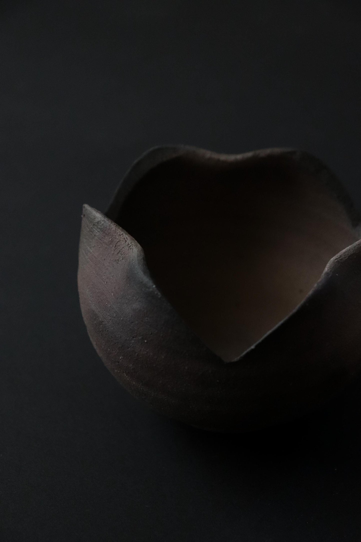Shigaraki-yaki "Wari-Sansho" Small Bowl, Handcrafted Charcoal-Fired Japanese Ceramic, Carbonized Matte Texture, Ikebana Style Zen Tableware