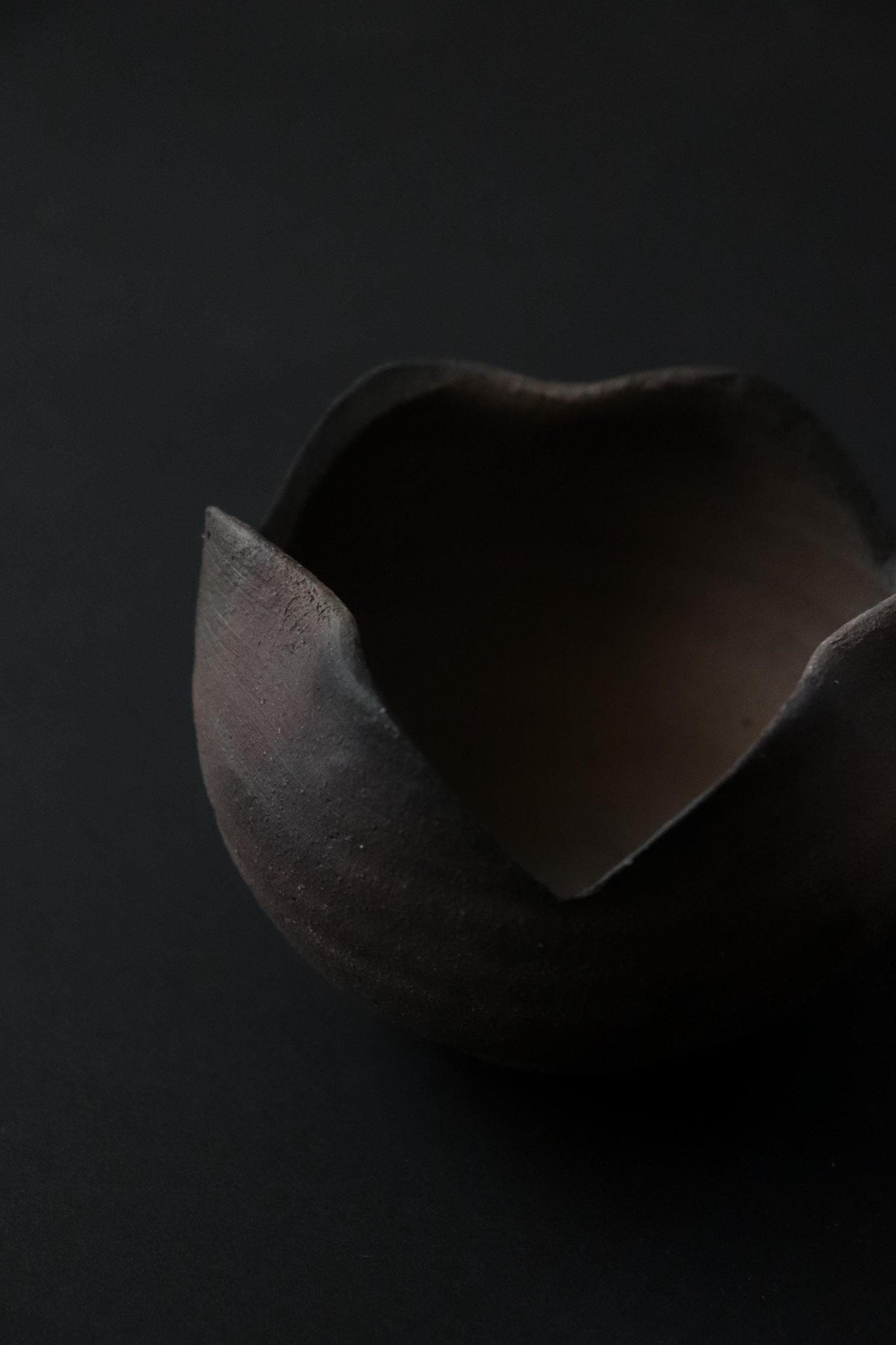 Shigaraki-yaki "Wari-Sansho" Small Bowl, Handcrafted Charcoal-Fired Japanese Ceramic, Carbonized Matte Texture, Ikebana Style Zen Tableware