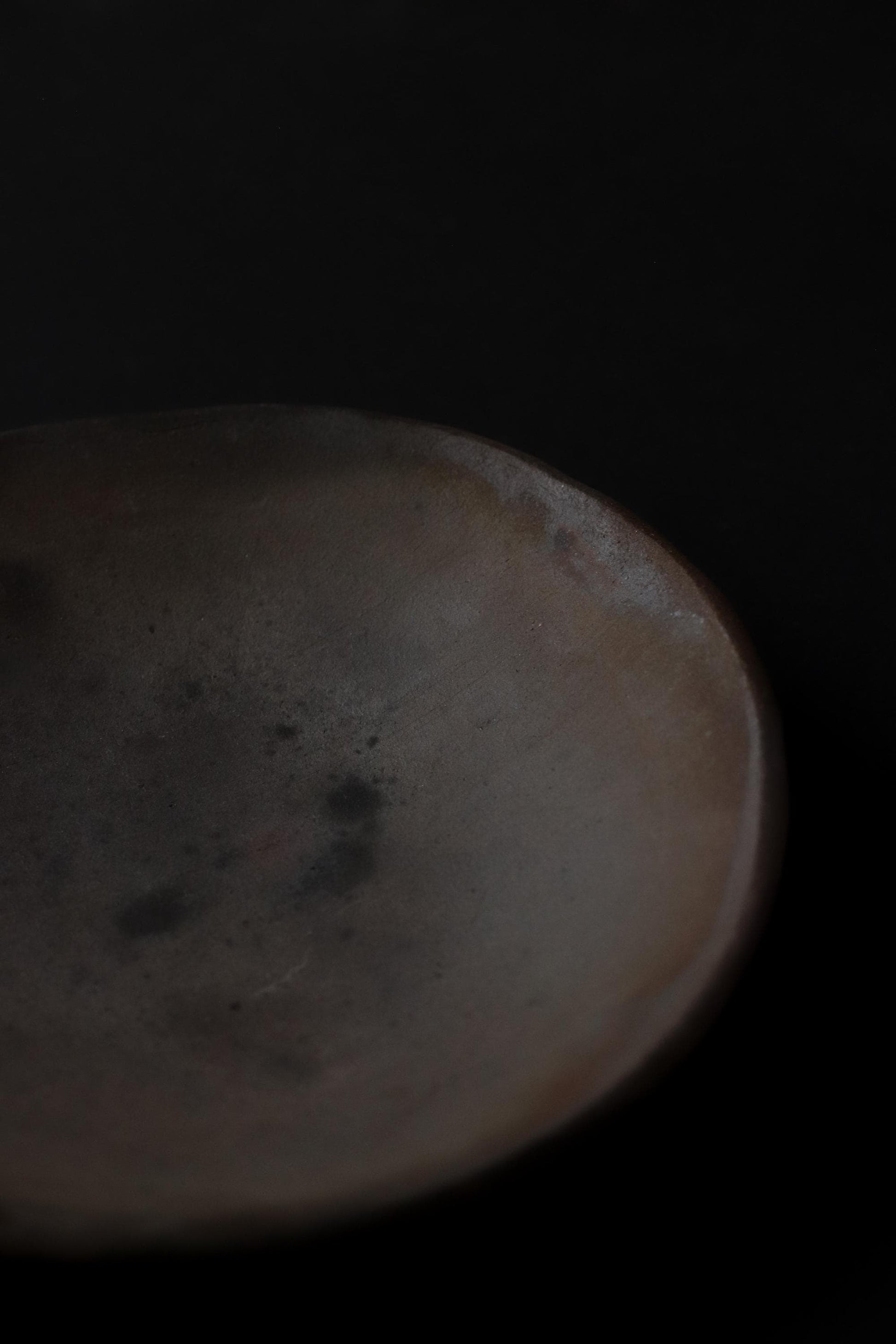 Shigaraki-yaki "Tatara" Carbonized Black Plate, Hand-Pressed Japanese Dinnerware, Wabi-Sabi Stone Texture, Zen Ceramic Art Piece, 8.2-inch