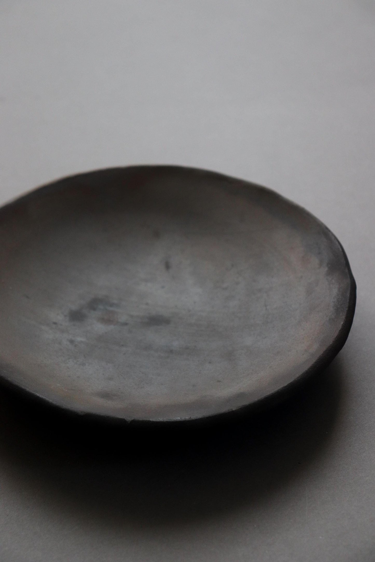 Shigaraki-yaki "Tatara" Carbonized Black Plate, Hand-Pressed Japanese Dinnerware, Wabi-Sabi Stone Texture, Zen Ceramic Art Piece, 8.2-inch