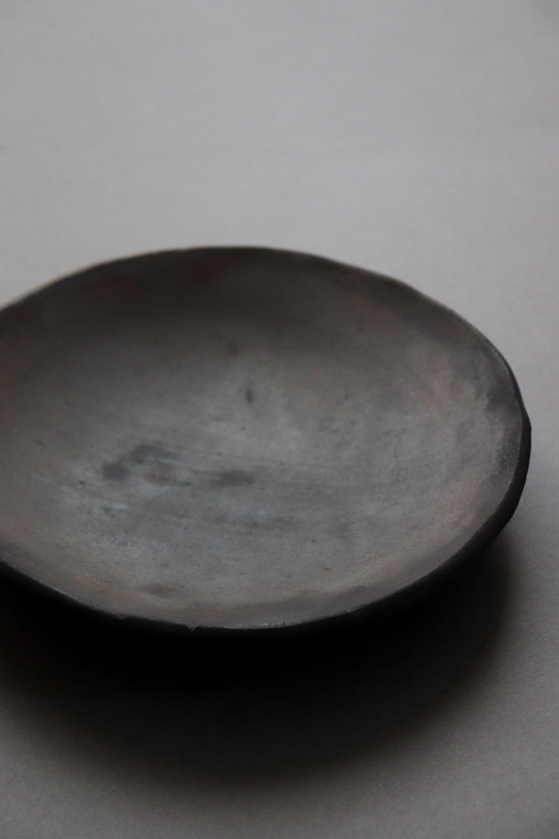Shigaraki-yaki "Tatara" Carbonized Black Plate, Hand-Pressed Japanese Dinnerware, Wabi-Sabi Stone Texture, Zen Ceramic Art Piece, 8.2-inch