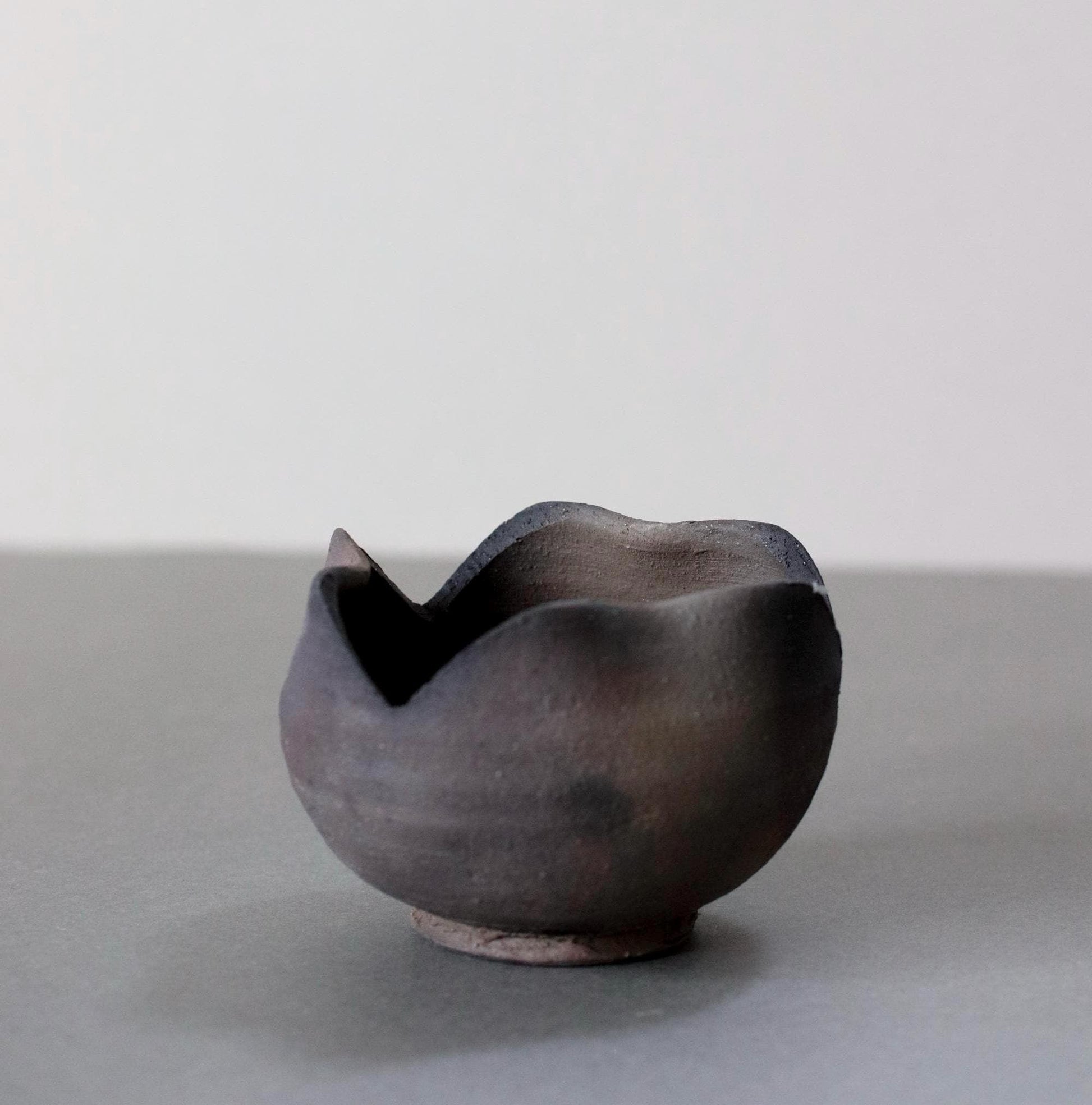 Shigaraki-yaki "Wari-Sansho" Small Bowl, Handcrafted Charcoal-Fired Japanese Ceramic, Carbonized Matte Texture, Ikebana Style Zen Tableware