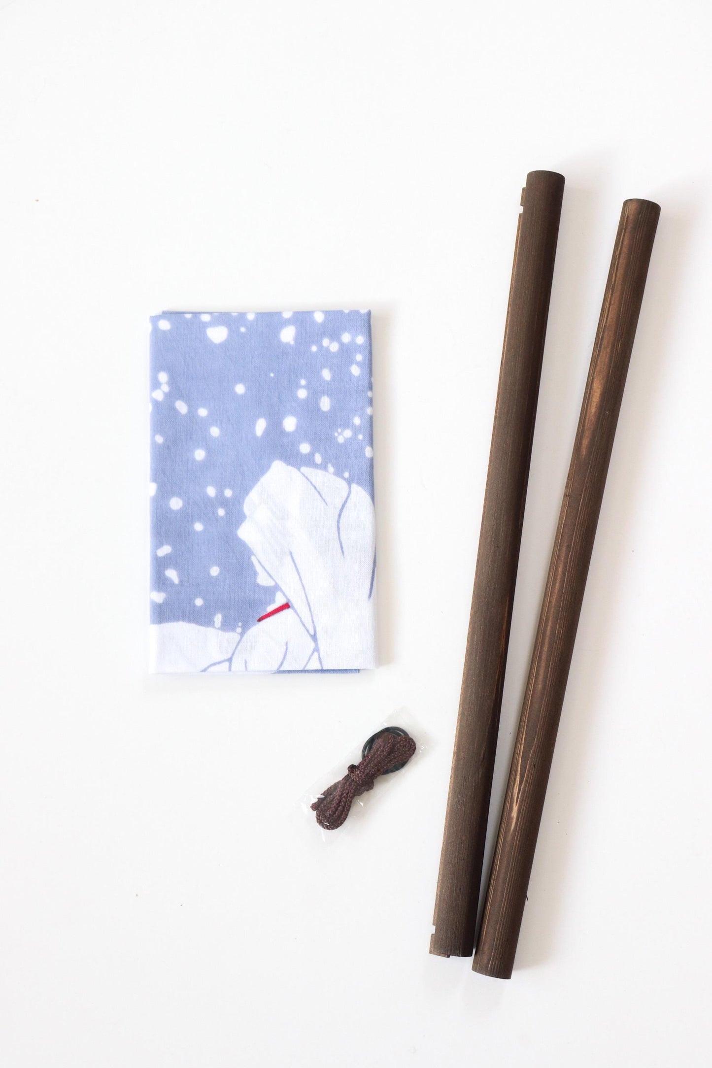 Japanese Tenugui “Sagi-musume” Textile Art Set – Kabuki Motif / Chusen Hand-Dyed Cotton + Hinoki Tapestry Rod