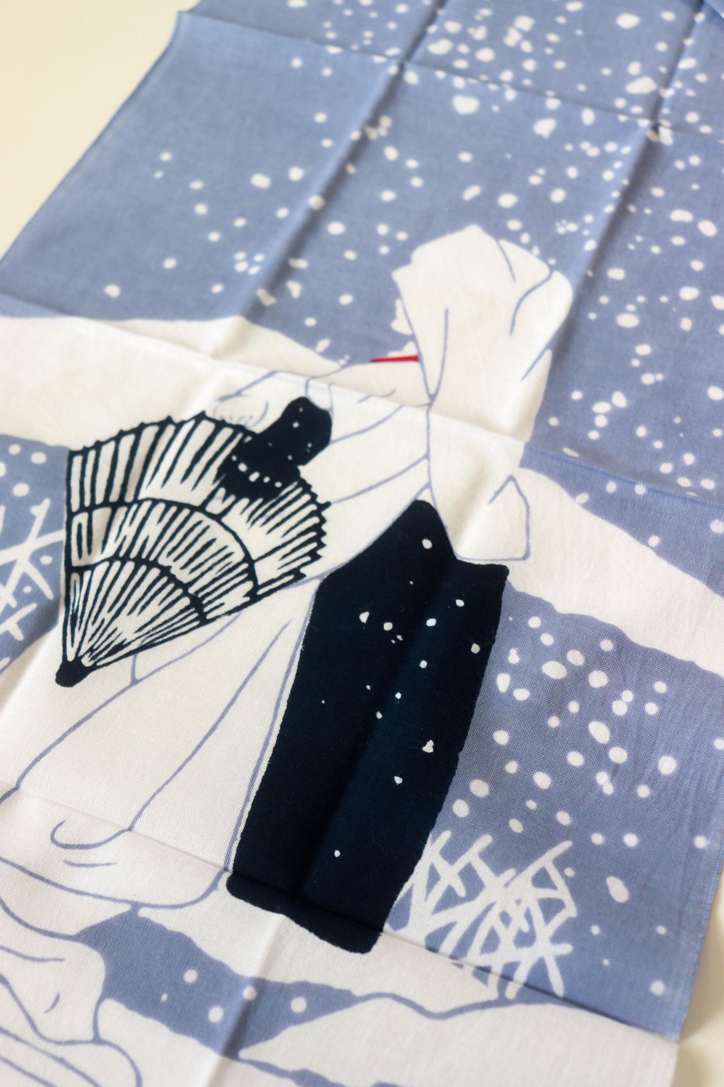 Japanese Tenugui “Sagi-musume” Textile Art Set – Kabuki Motif / Chusen Hand-Dyed Cotton + Hinoki Tapestry Rod