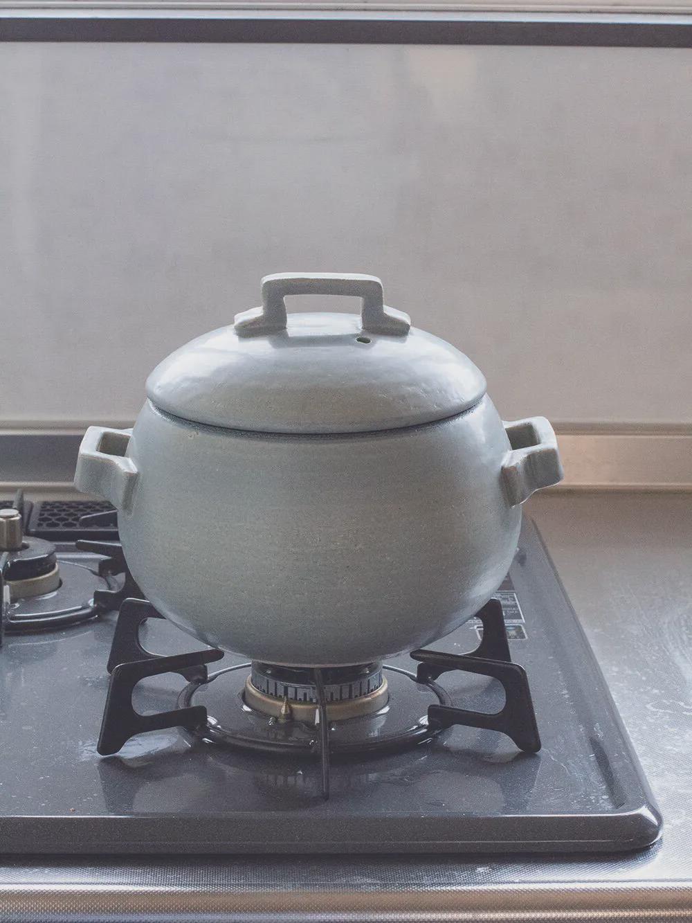 TOJIKI Gray Japanese Rice Pot Donabe 3 Cup, Banko Ware Clay Rice Cooker, Direct Flame Pot with Lid, 25-Min Easy Rice, Made in Japan