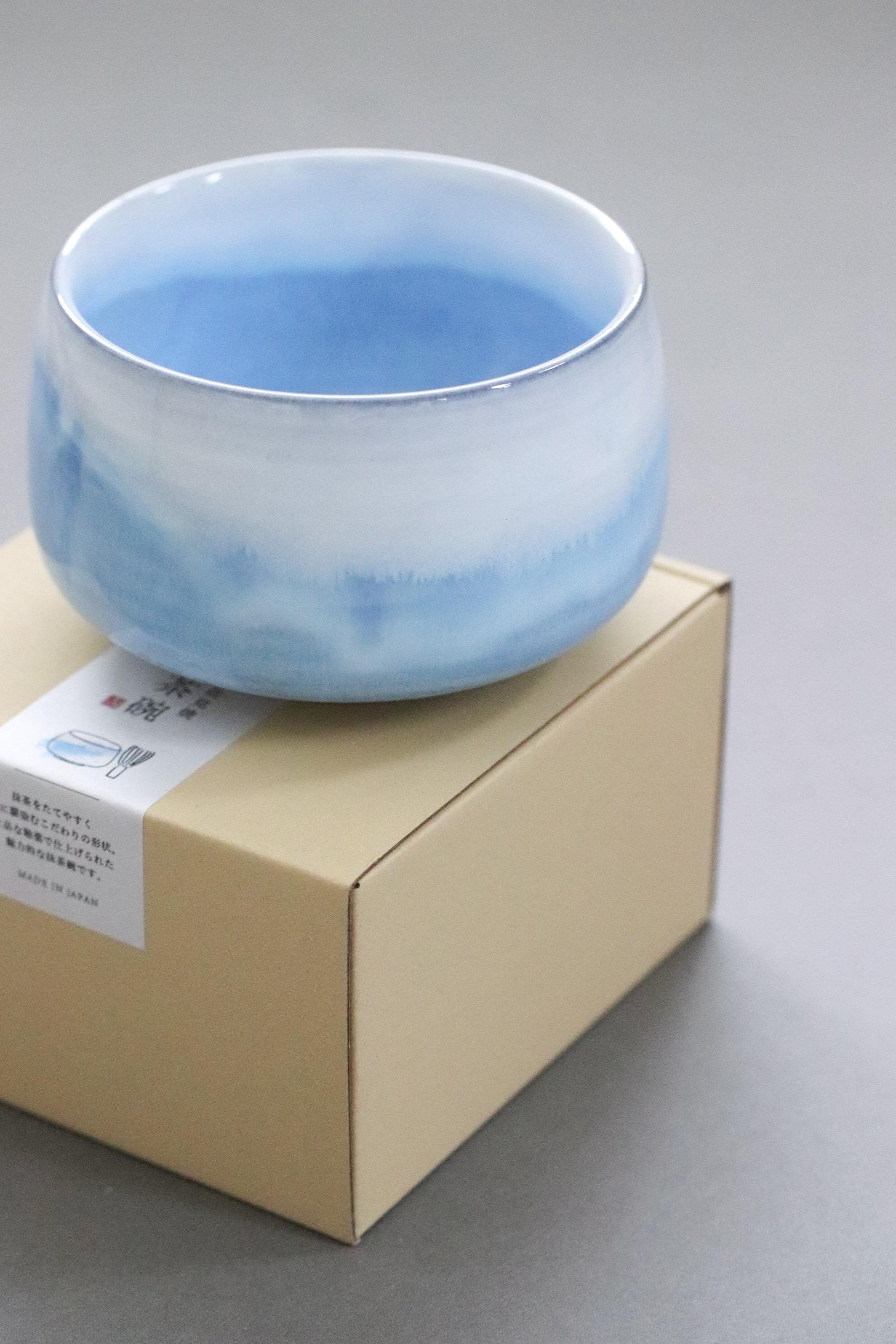 Hasami Ware Matcha Bowl – Handcrafted Aurora White & Blue Glaze, Premium Japanese Chawan