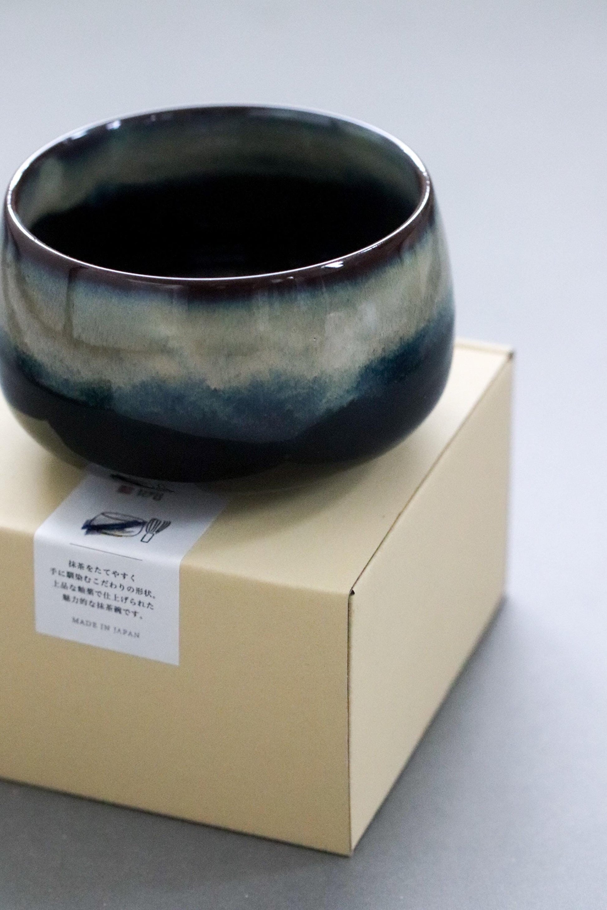 Hasami Ware Matcha Bowl “Yoi” – Evening Aurora Glaze, Japanese Premium Ceramic Chawan, 480ml, Gift Box Included