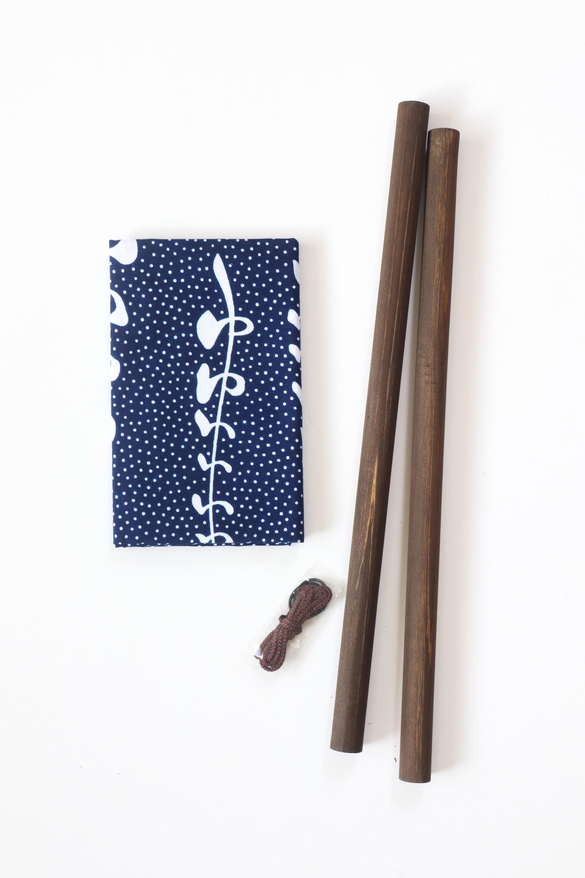 Japanese Tenugui & Hinoki Tapestry Rod Set – Fujiya Chusen Hand-Dyed Cotton Towel – Edo Revival Wall Décor