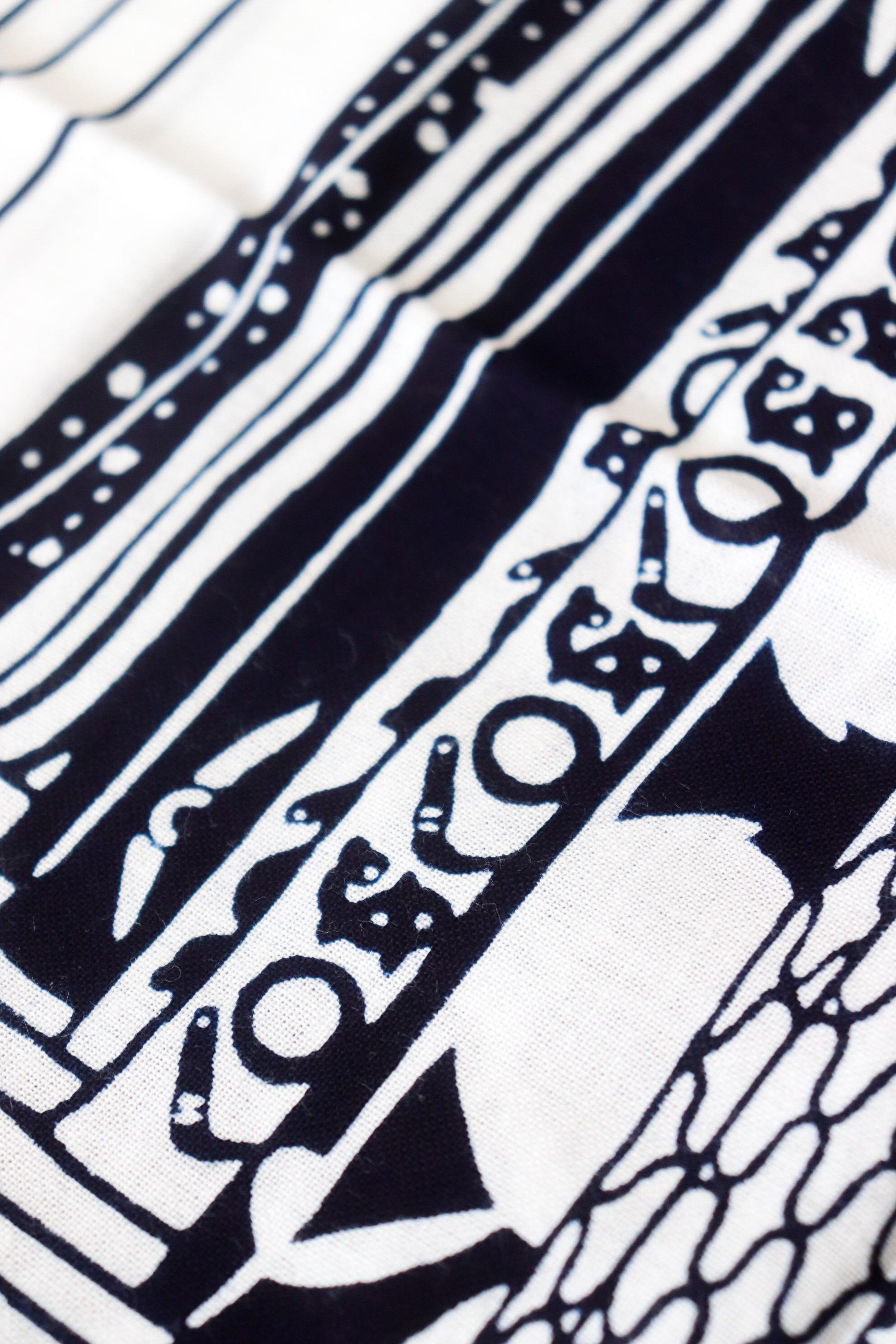 Japanese Tenugui “Yagura” Textile Art Set – Hand-Dyed Chusen Cotton + Hinoki Tapestry Rod / Made in Japan
