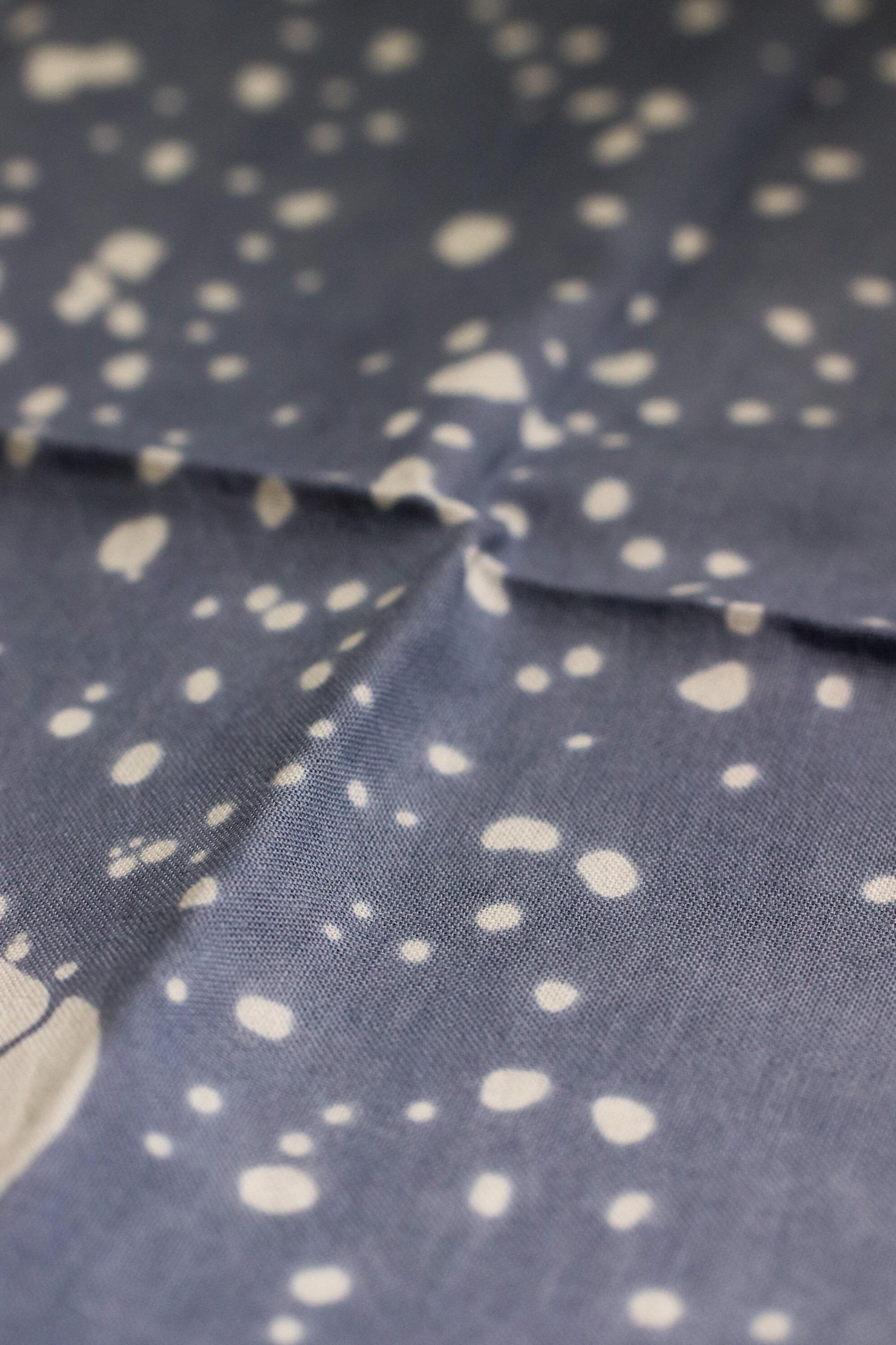 Japanese Tenugui “Sagi-musume” Textile Art Set – Kabuki Motif / Chusen Hand-Dyed Cotton + Hinoki Tapestry Rod