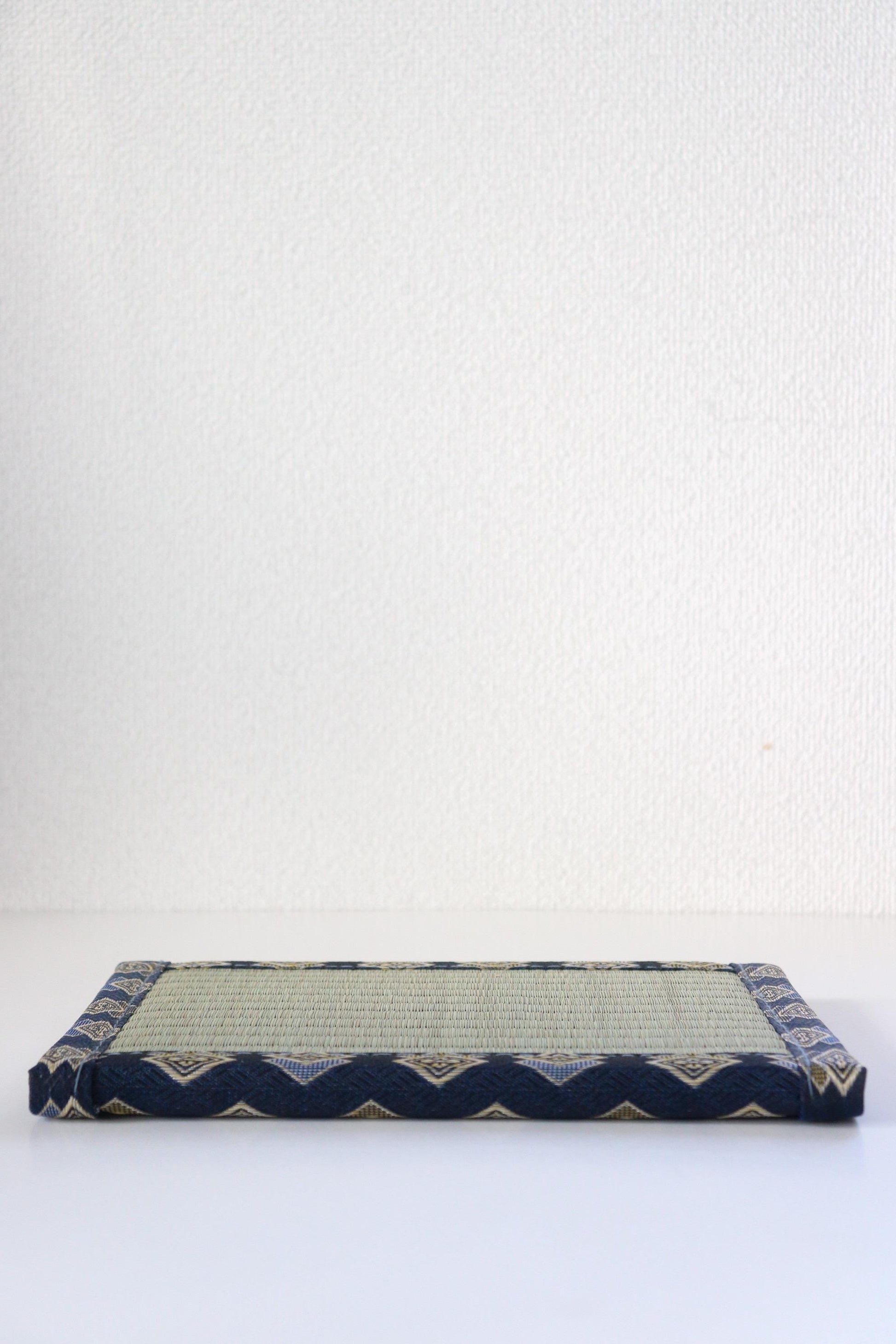 Mini Tatami Mat – Japanese Igusa Display Base, Zen Decor Platform, Traditional Style Accent, 20×27cm