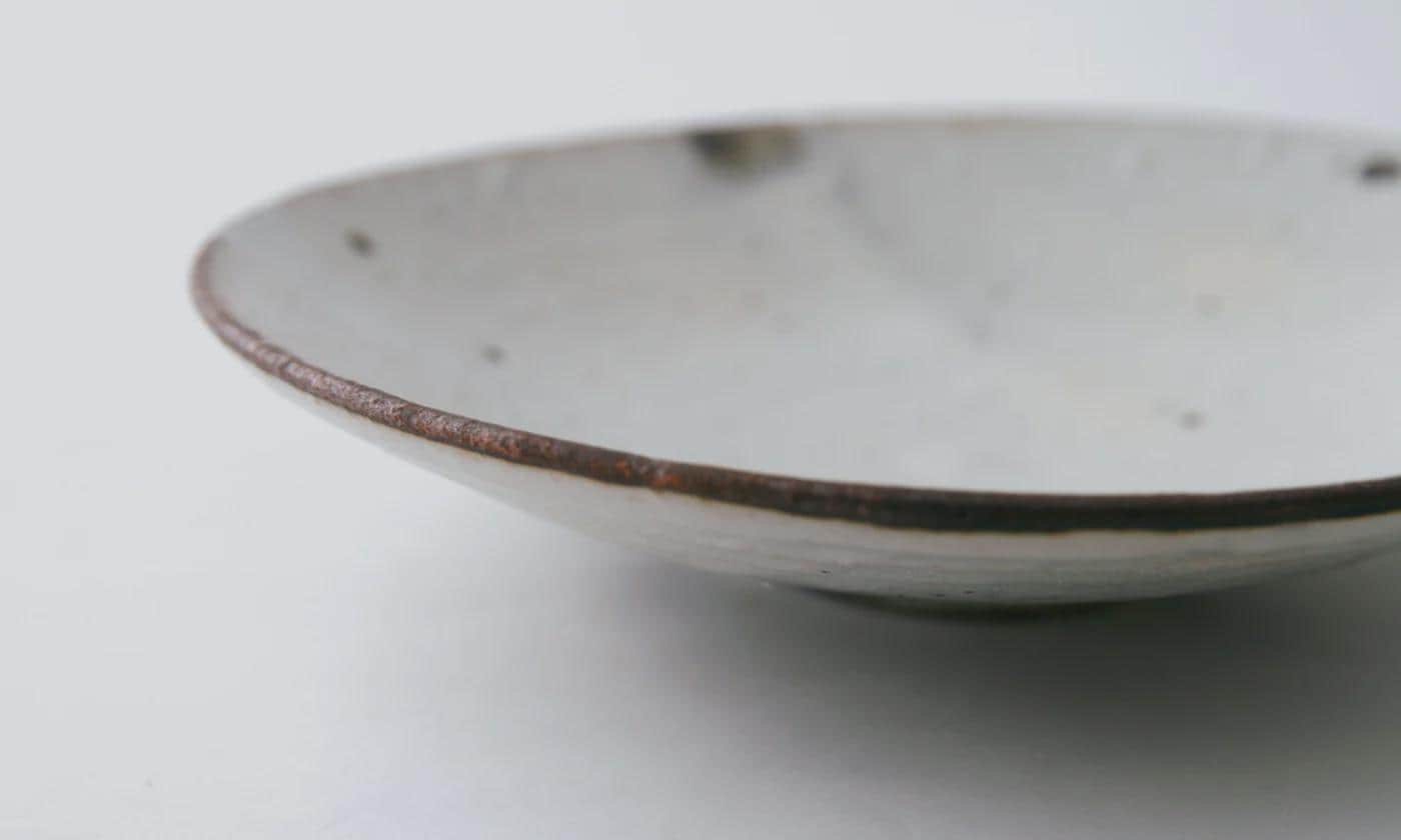 TOU Tetsumaki Kohiki Small Plate 15cm, Shigaraki Clay Japanese Side Dish Plate, White Ceramic Dessert Plate, Minimal Rustic Stoneware, Japan
