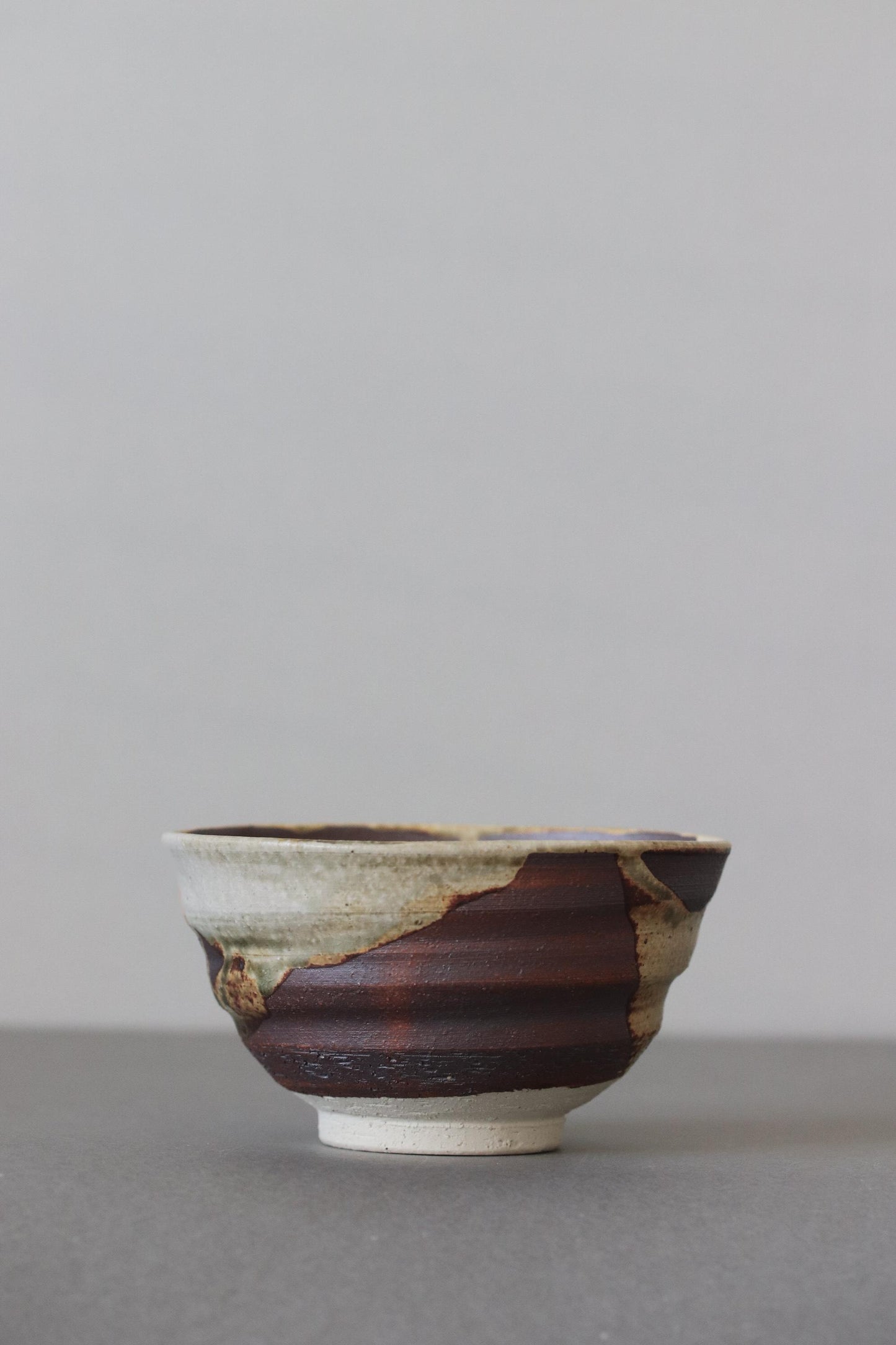TOU Bidoro Iron Painted Donburi Bowl 14cm, Japanese Deep Bowl, Shigaraki Clay Stoneware, Handmade Rustic Serving Bowl, Mini Donburi Bowl