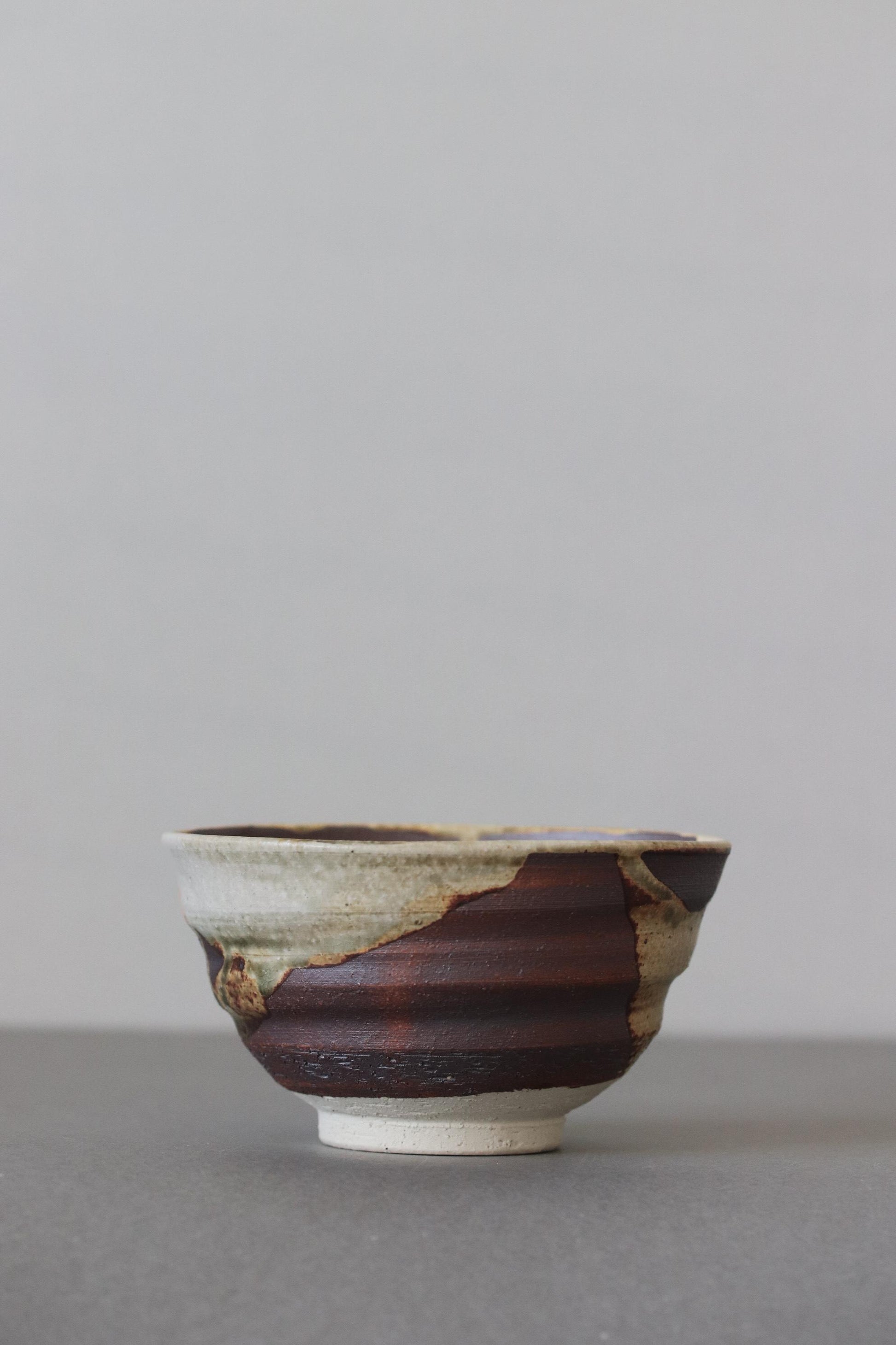 TOU Bidoro Iron Painted Donburi Bowl 14cm, Japanese Deep Bowl, Shigaraki Clay Stoneware, Handmade Rustic Serving Bowl, Mini Donburi Bowl