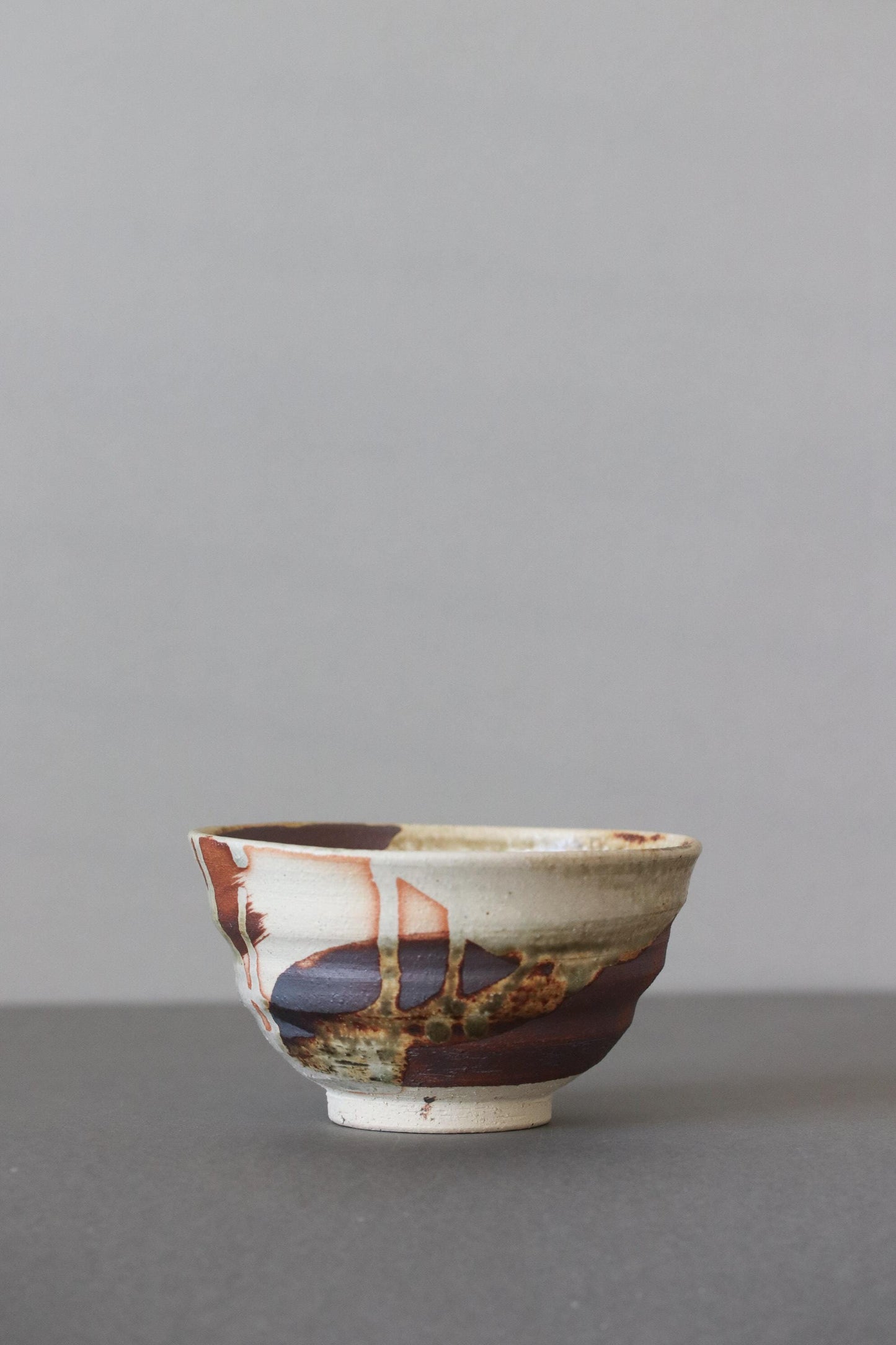 TOU Bidoro Iron Painted Donburi Bowl 14cm, Japanese Deep Bowl, Shigaraki Clay Stoneware, Handmade Rustic Serving Bowl, Mini Donburi Bowl