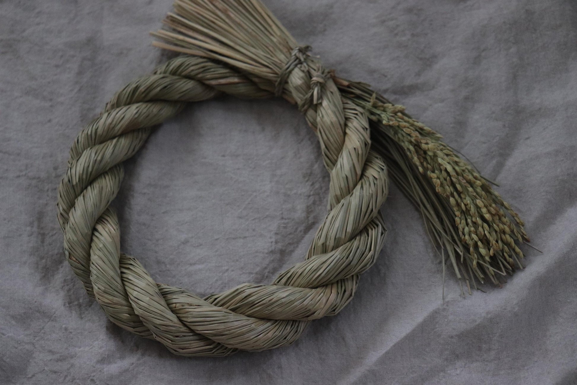 Japanese Shimenawa Wreath with Rice Stalks, Igusa Rope Decor, Sacred Japanese Decoration, Wabi Sabi Wall Art, Minimal Natural Fiber Wreath