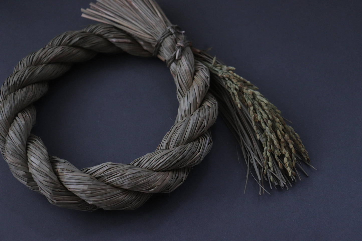 Japanese Shimenawa Wreath with Rice Stalks, Igusa Rope Decor, Sacred Japanese Decoration, Wabi Sabi Wall Art, Minimal Natural Fiber Wreath