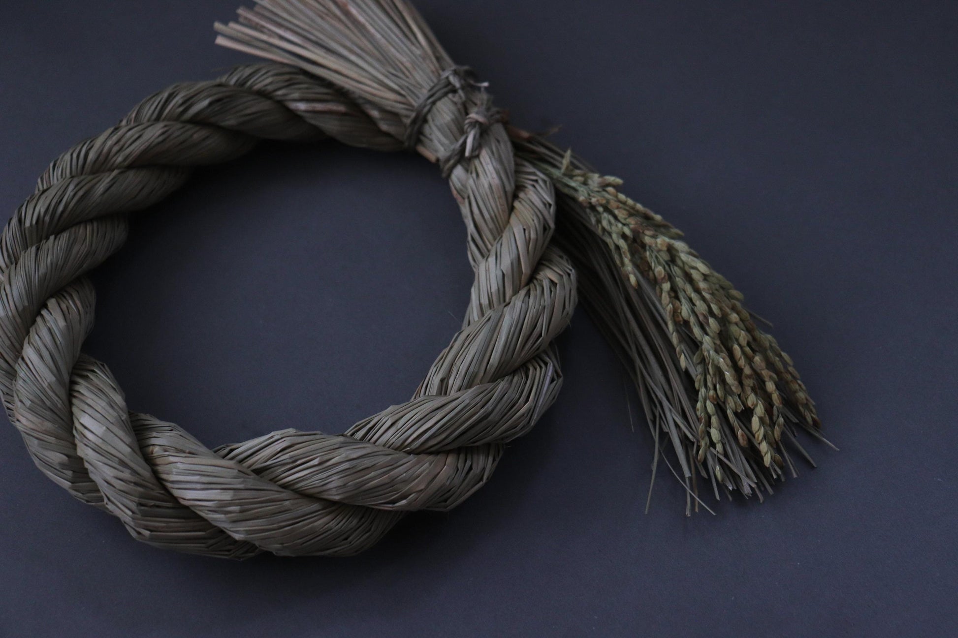 Japanese Shimenawa Wreath with Rice Stalks, Igusa Rope Decor, Sacred Japanese Decoration, Wabi Sabi Wall Art, Minimal Natural Fiber Wreath