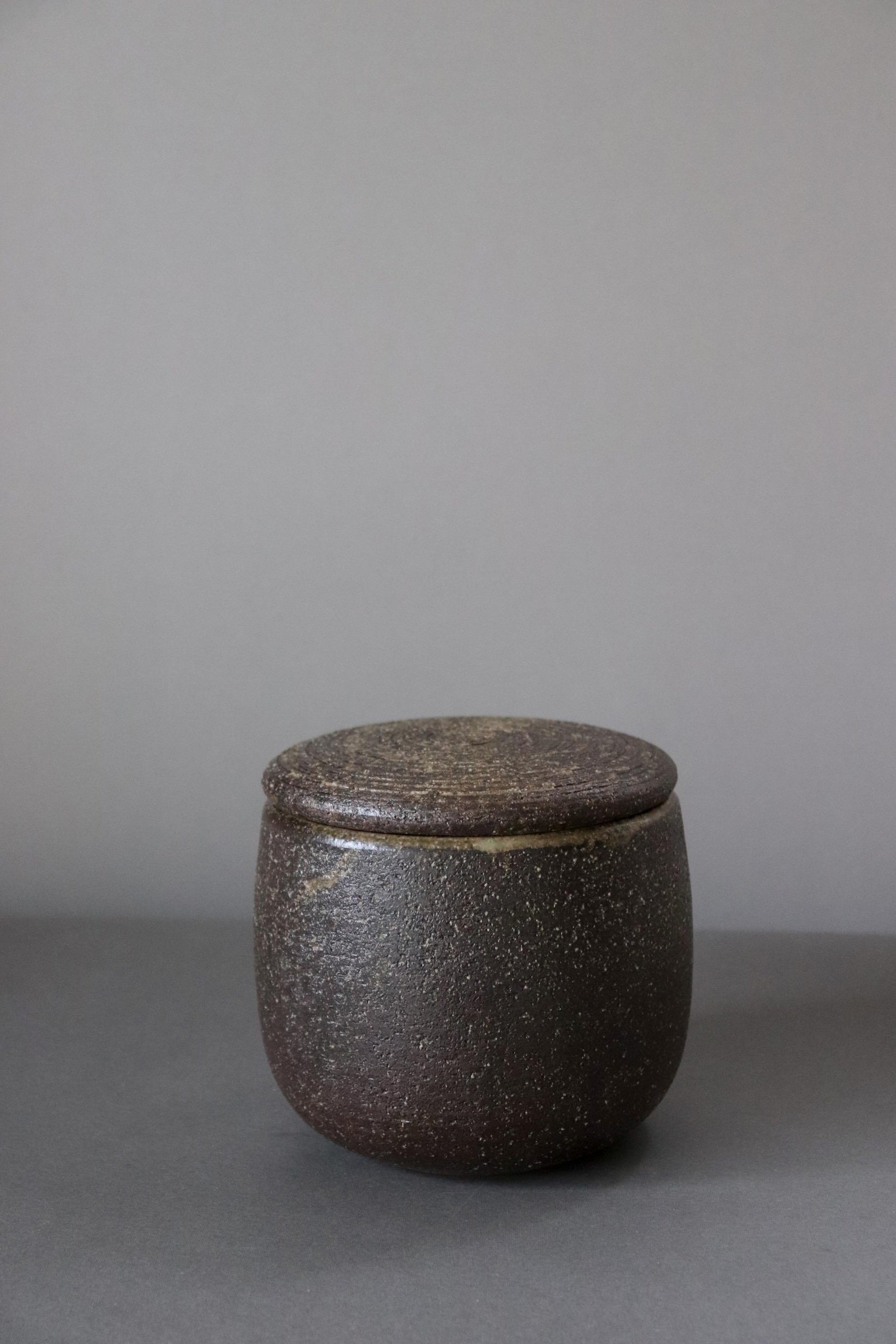 Japanese Ceramic Ohitsu Rice Keeper – Iga Ware Microwave Rice Container – Handmade Pottery Rice Storage Bowl with Lid