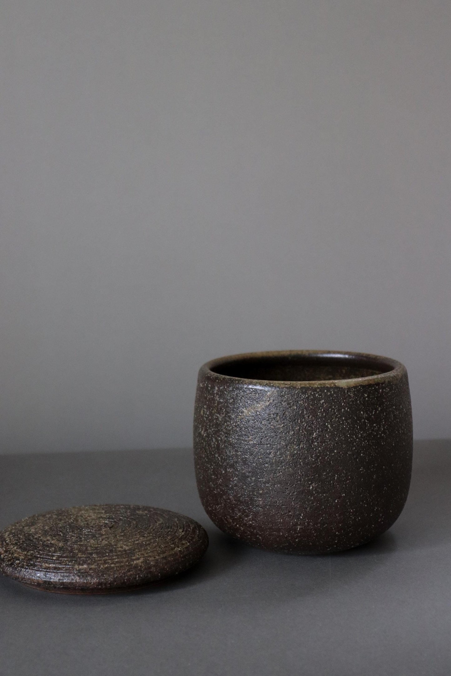 Japanese Ceramic Ohitsu Rice Keeper – Iga Ware Microwave Rice Container – Handmade Pottery Rice Storage Bowl with Lid