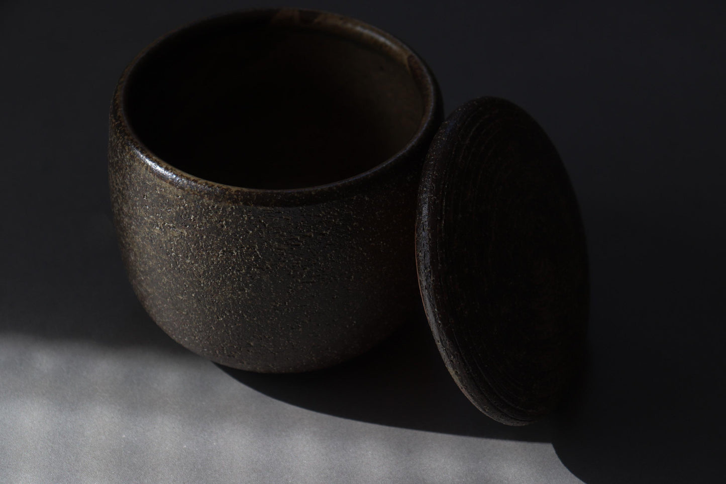 Japanese Ceramic Ohitsu Rice Keeper – Iga Ware Microwave Rice Container – Handmade Pottery Rice Storage Bowl with Lid