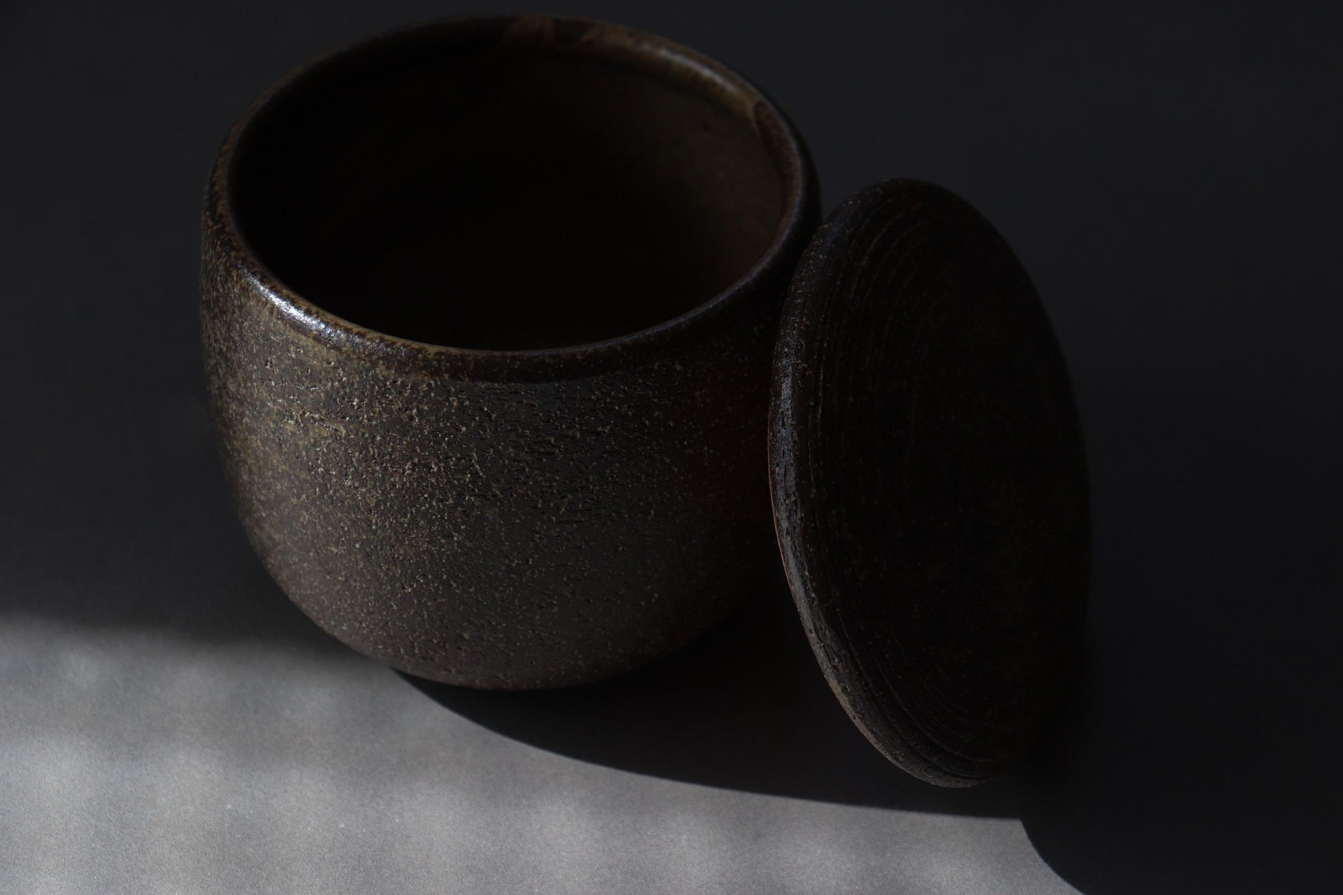 Japanese Ceramic Ohitsu Rice Keeper – Iga Ware Microwave Rice Container – Handmade Pottery Rice Storage Bowl with Lid