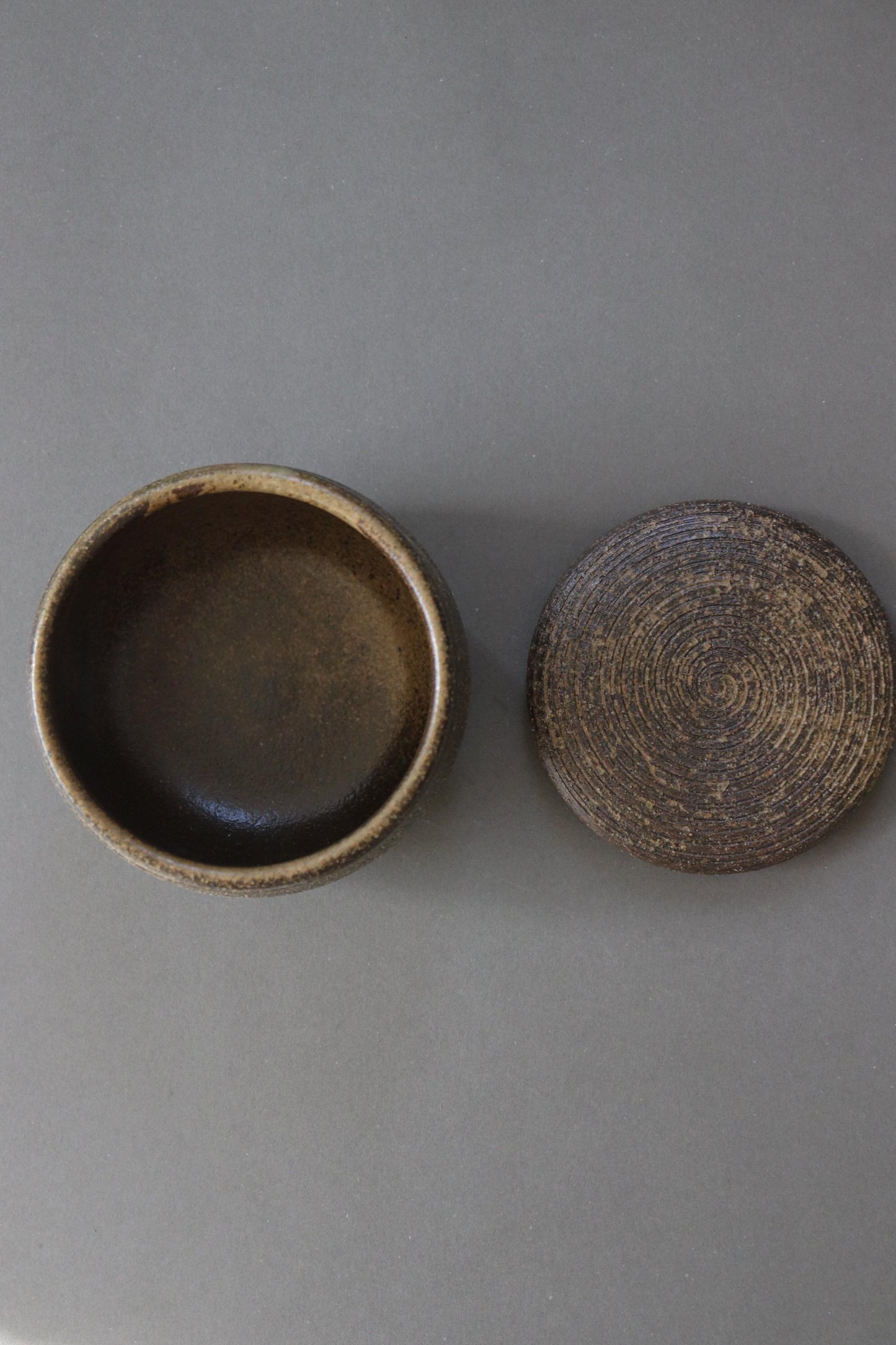 Japanese Ceramic Ohitsu Rice Keeper – Iga Ware Microwave Rice Container – Handmade Pottery Rice Storage Bowl with Lid