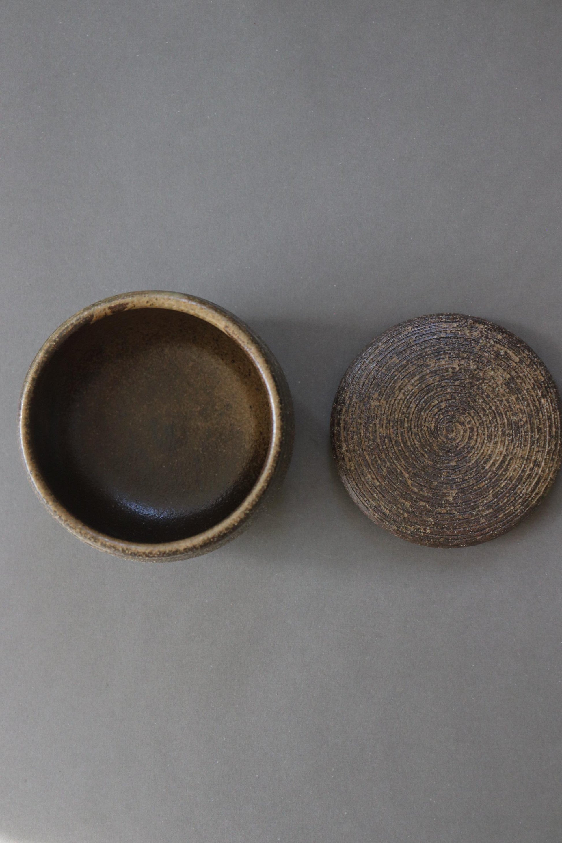 Japanese Ceramic Ohitsu Rice Keeper – Iga Ware Microwave Rice Container – Handmade Pottery Rice Storage Bowl with Lid
