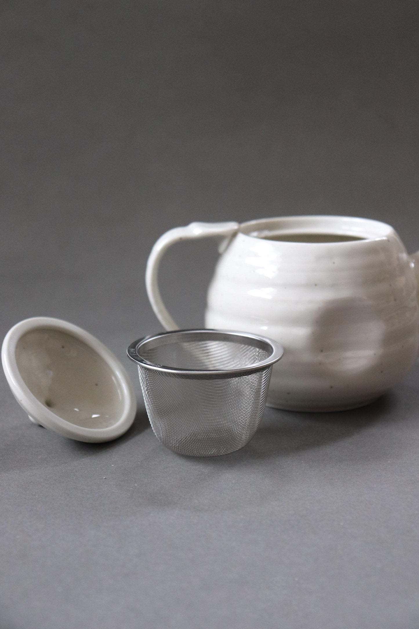 Japanese White Ceramic Teapot with Strainer 500ml – Mino Ware Round Kyusu Tea Pot, Speckled White Pottery, Made in Japan