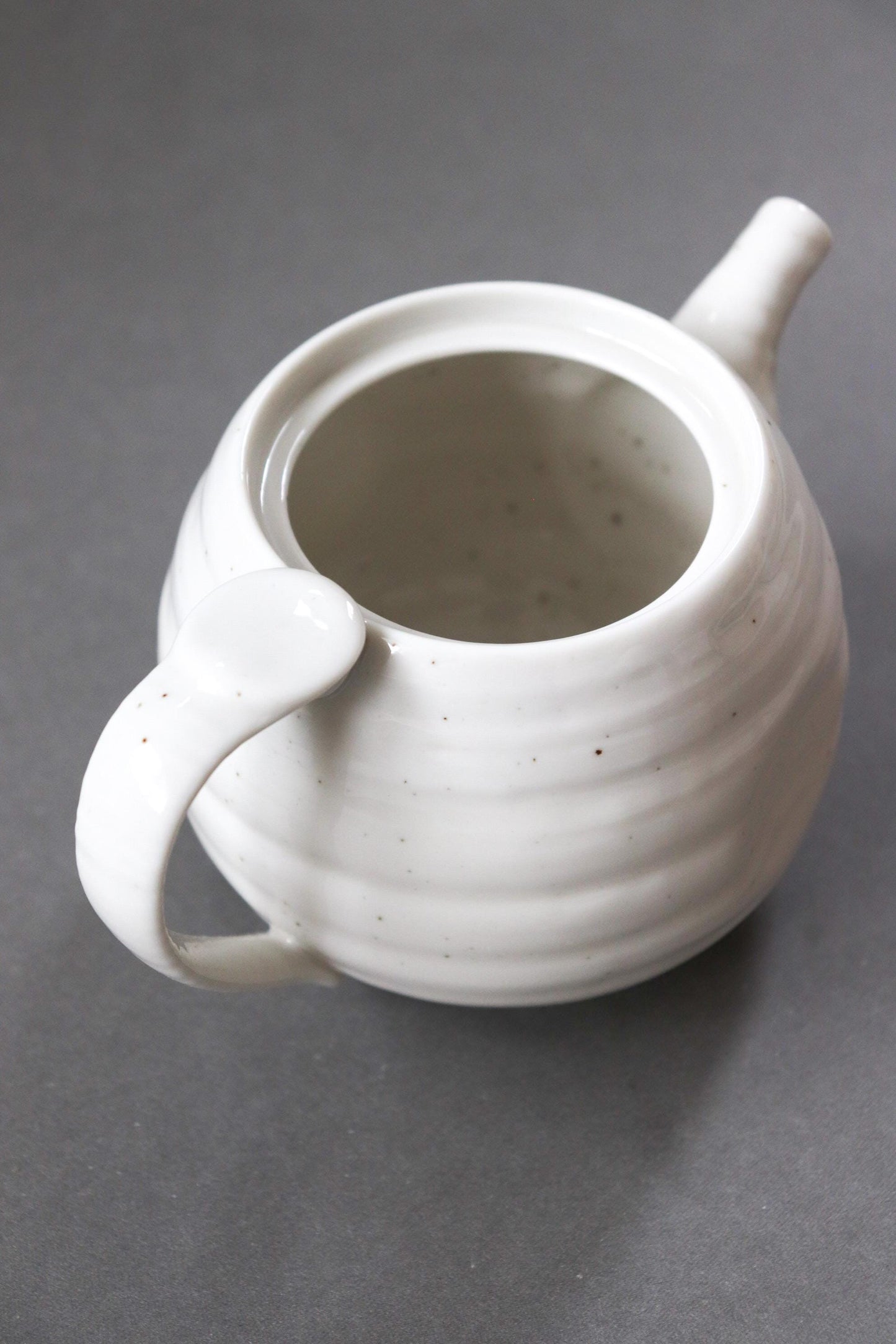 Japanese White Ceramic Teapot with Strainer 500ml – Mino Ware Round Kyusu Tea Pot, Speckled White Pottery, Made in Japan