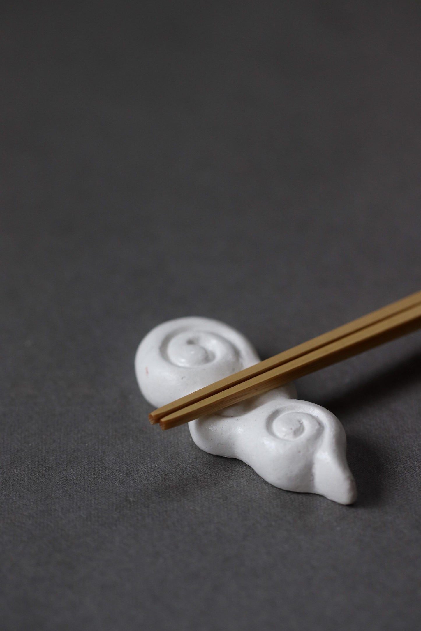 Japanese Zuiun Cloud Chopstick Rest, Upcycled Eggshell TAMAGO STONE Hashioki, Sustainable Japanese Tableware, Made in Japan