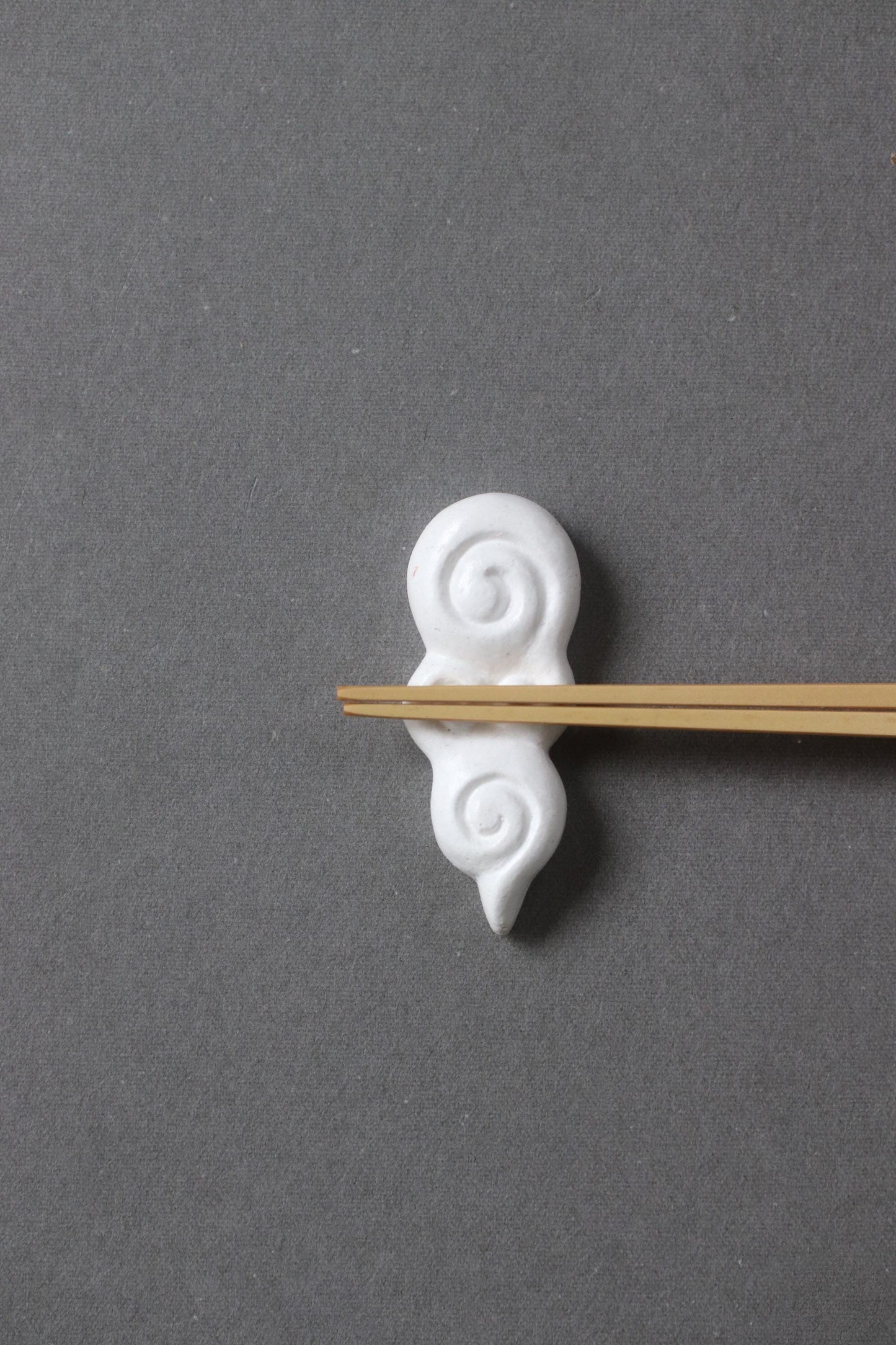 Japanese Zuiun Cloud Chopstick Rest, Upcycled Eggshell TAMAGO STONE Hashioki, Sustainable Japanese Tableware, Made in Japan