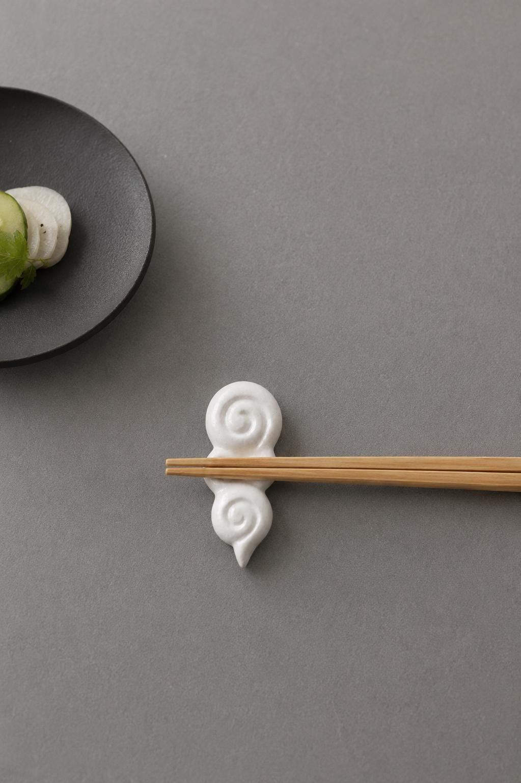 Japanese Zuiun Cloud Chopstick Rest, Upcycled Eggshell TAMAGO STONE Hashioki, Sustainable Japanese Tableware, Made in Japan