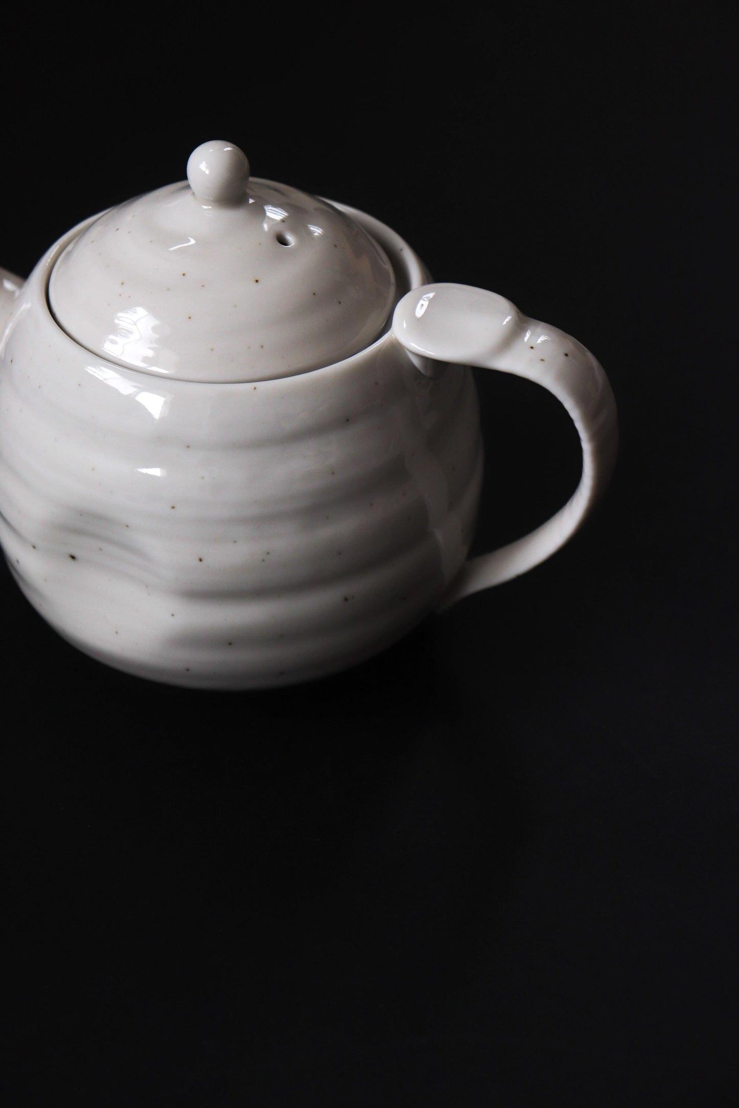 Japanese White Ceramic Teapot with Strainer 500ml – Mino Ware Round Kyusu Tea Pot, Speckled White Pottery, Made in Japan